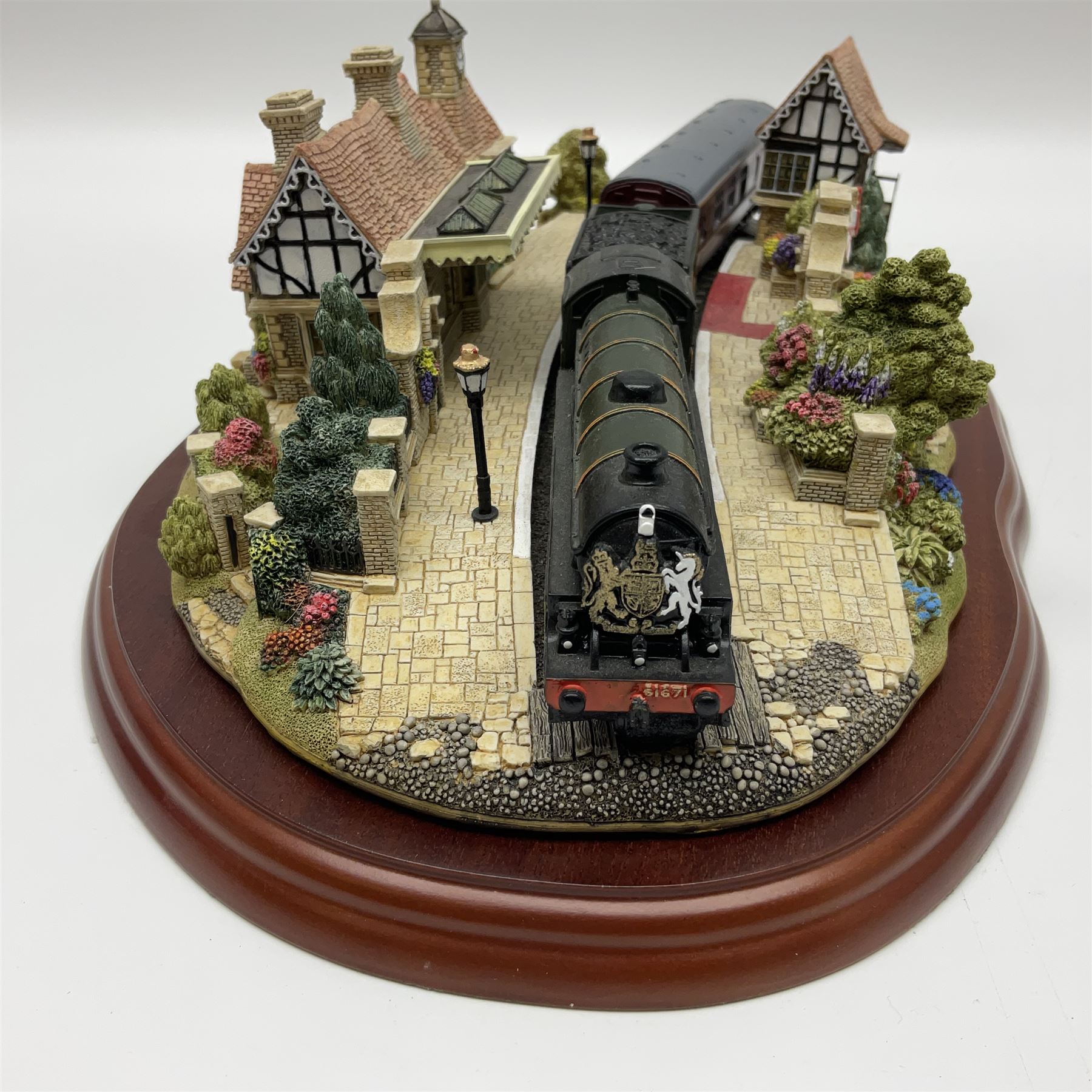 Two Lilliput lane The Royal Train at Sandringham and Westminster Abbey - Image 8 of 15