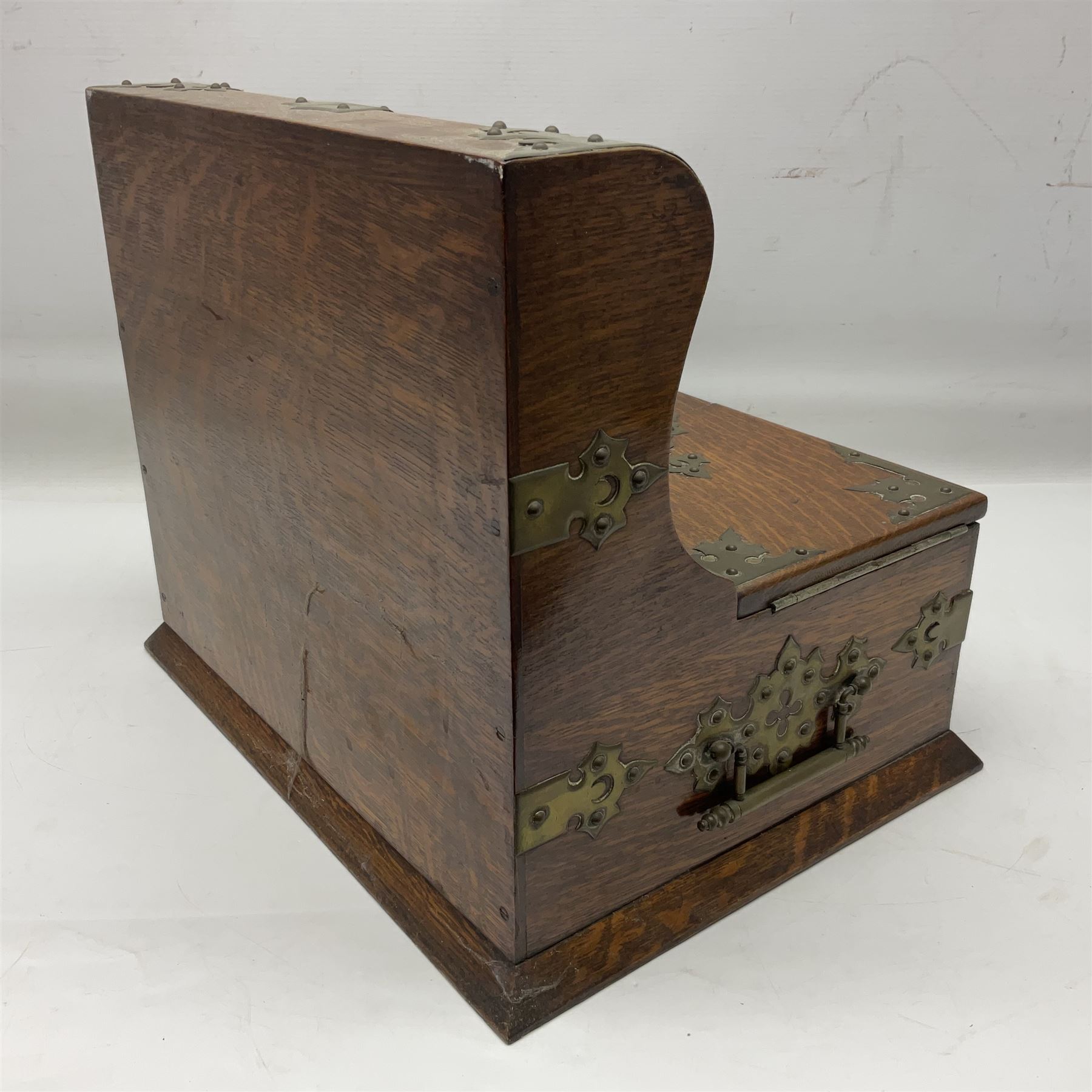 Edwardian oak tantalus with brass mounts and handles - Image 9 of 9