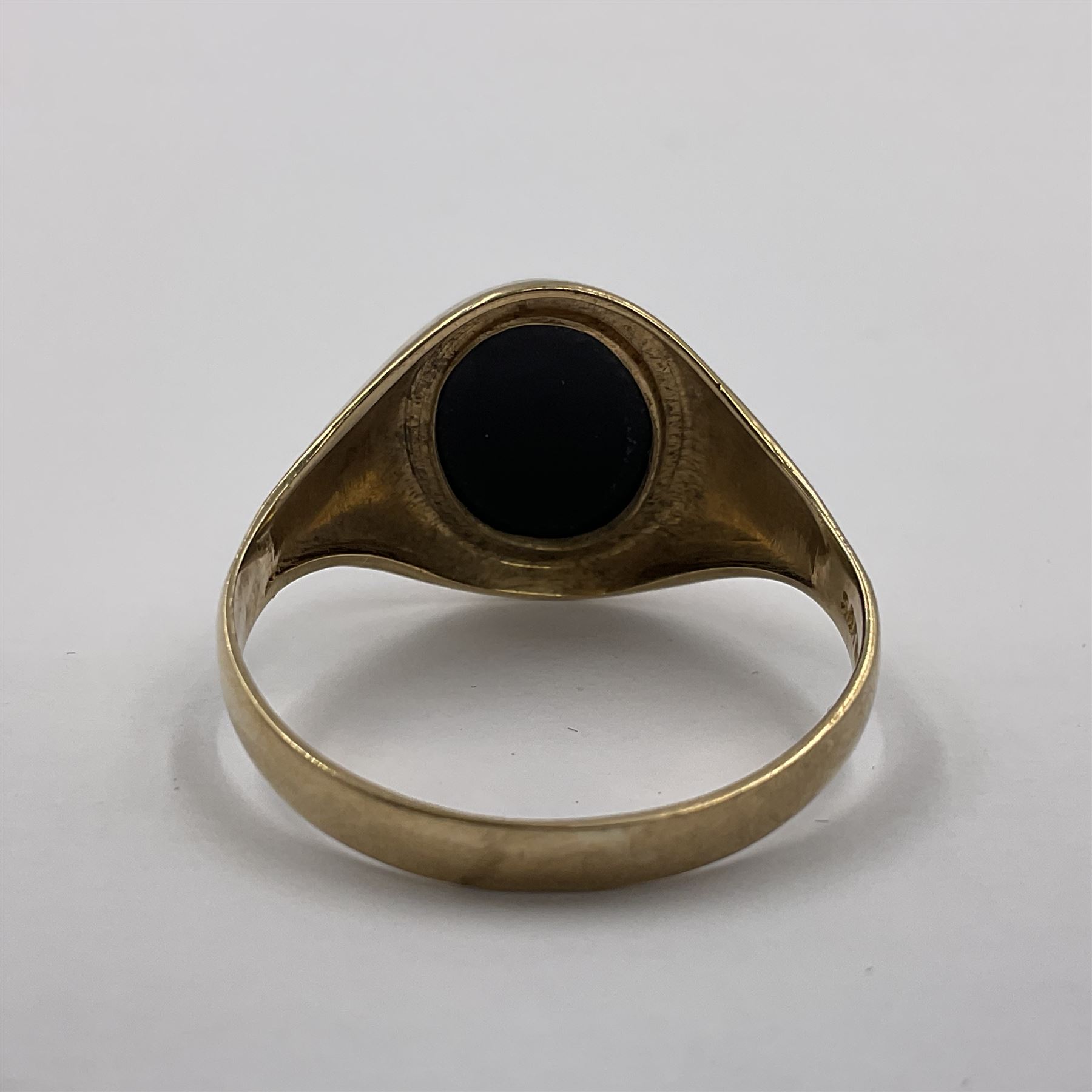 9ct gold oval black onyx signet ring - Image 6 of 6