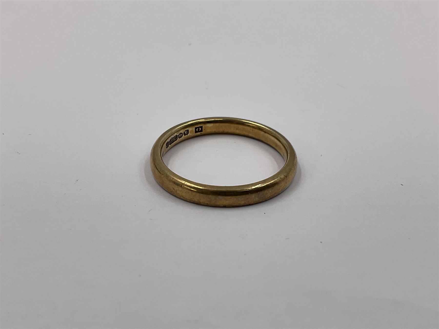 9ct gold jewellery comprising wedding band and two stone set brooches - Image 10 of 11