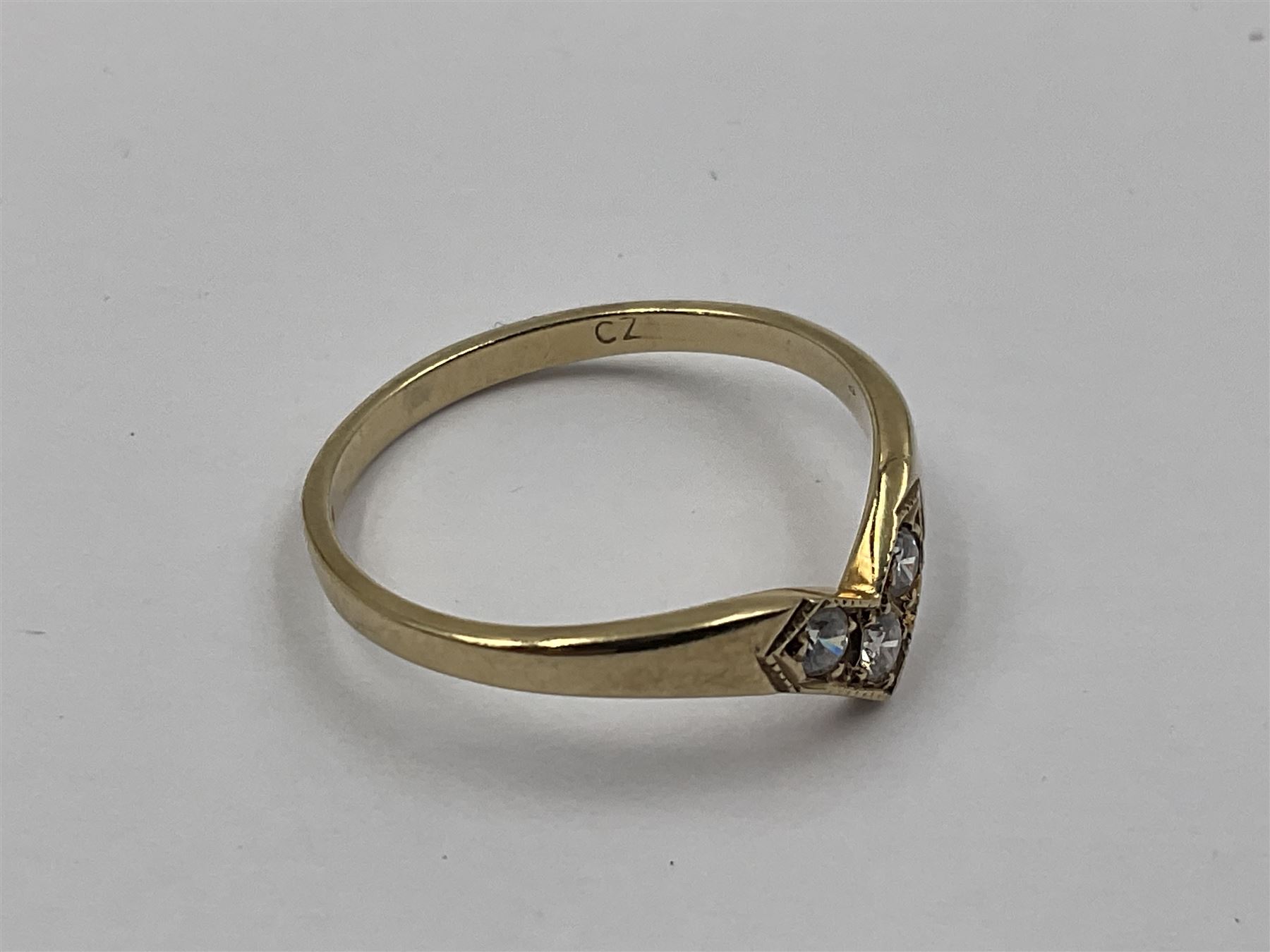 9ct gold three stone cubic zirconia wishbone ring - Image 4 of 4