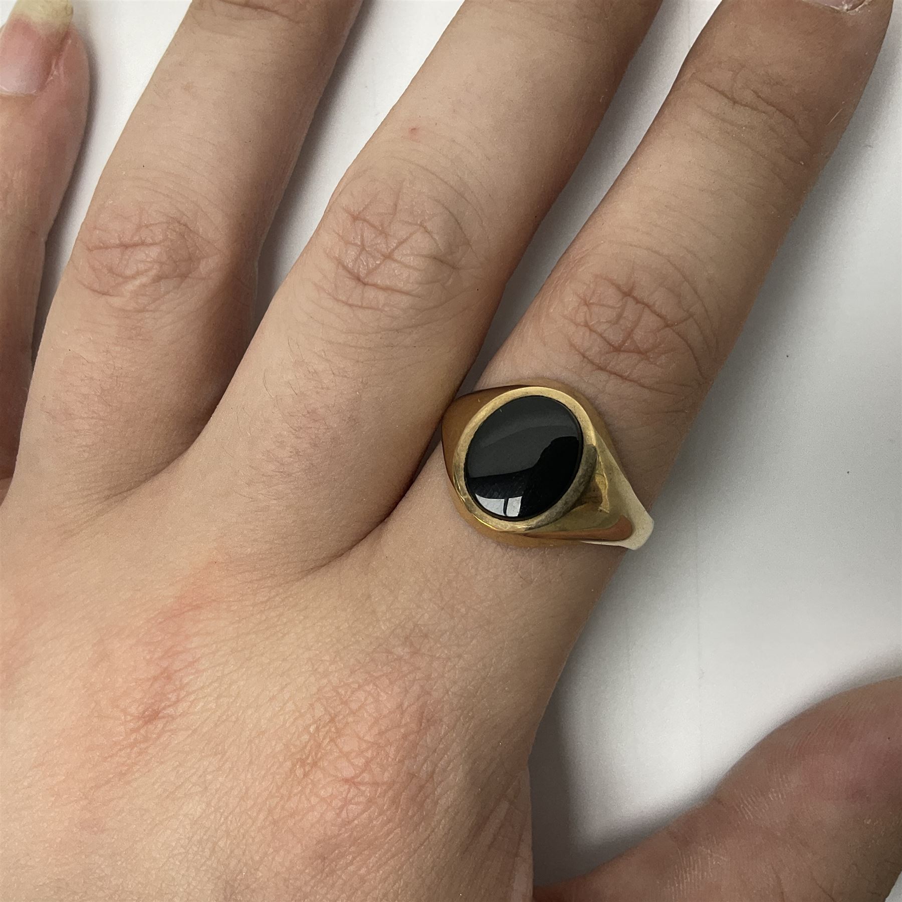 9ct gold oval black onyx signet ring - Image 5 of 6