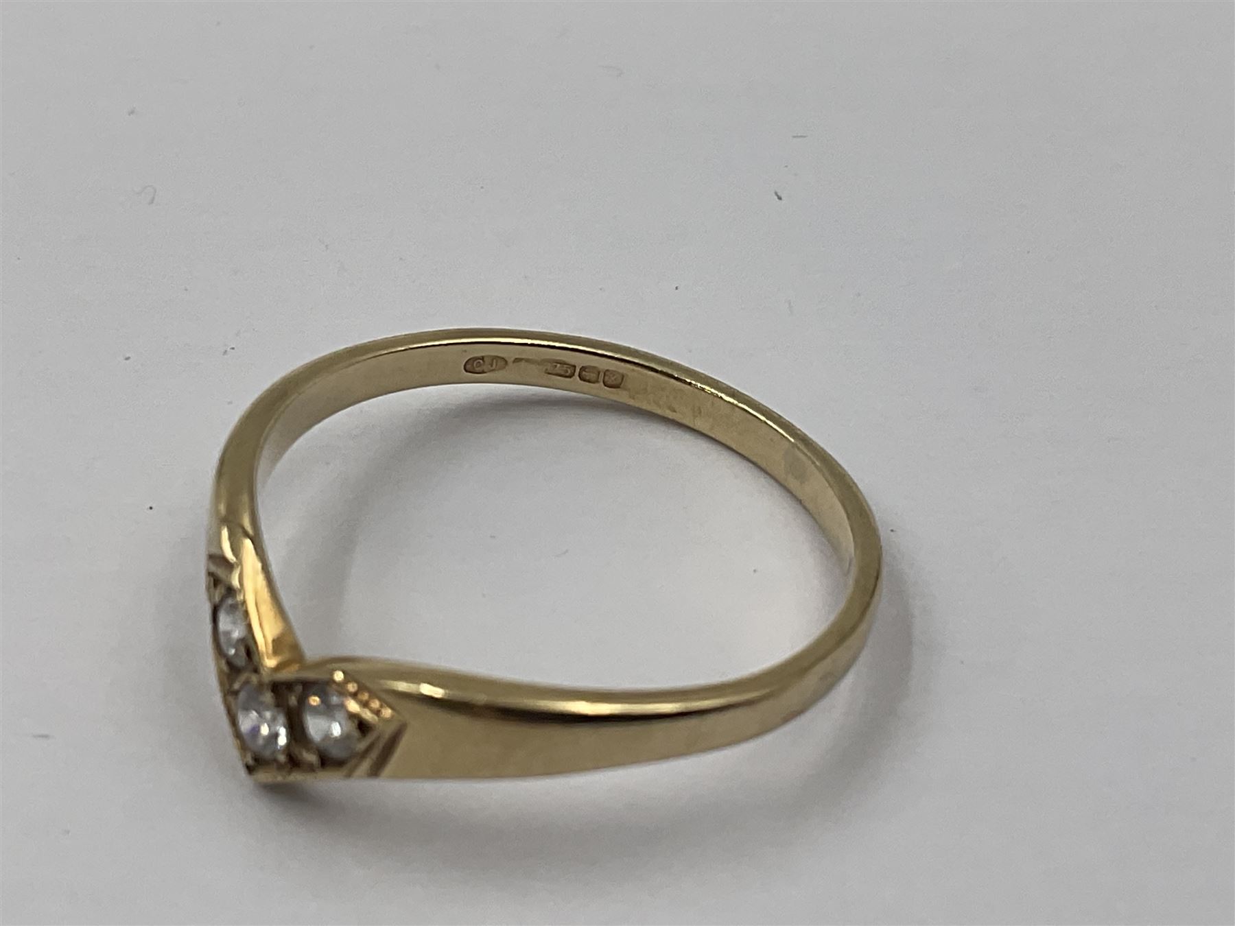 9ct gold three stone cubic zirconia wishbone ring - Image 3 of 4