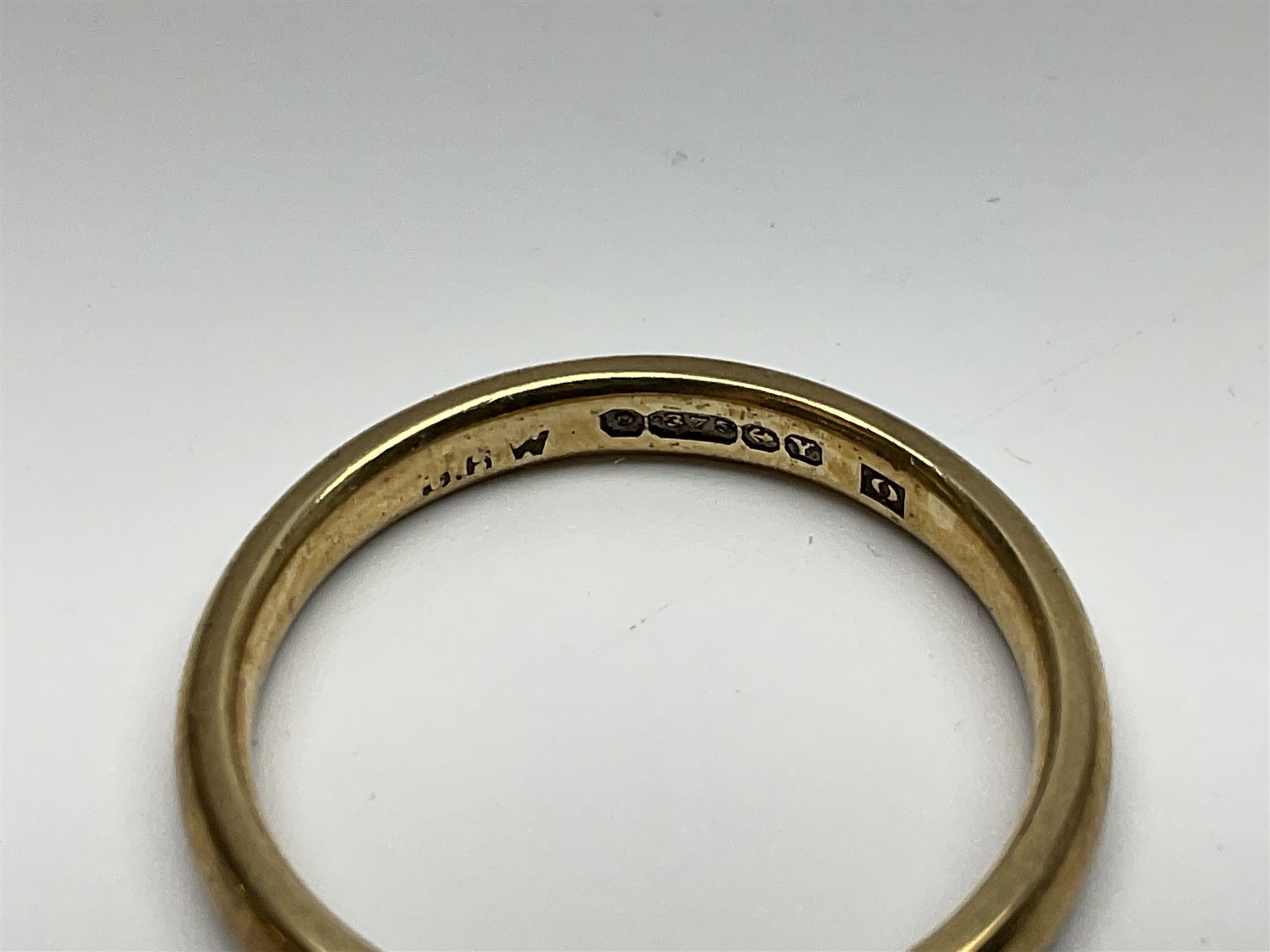 9ct gold jewellery comprising wedding band and two stone set brooches - Image 8 of 11