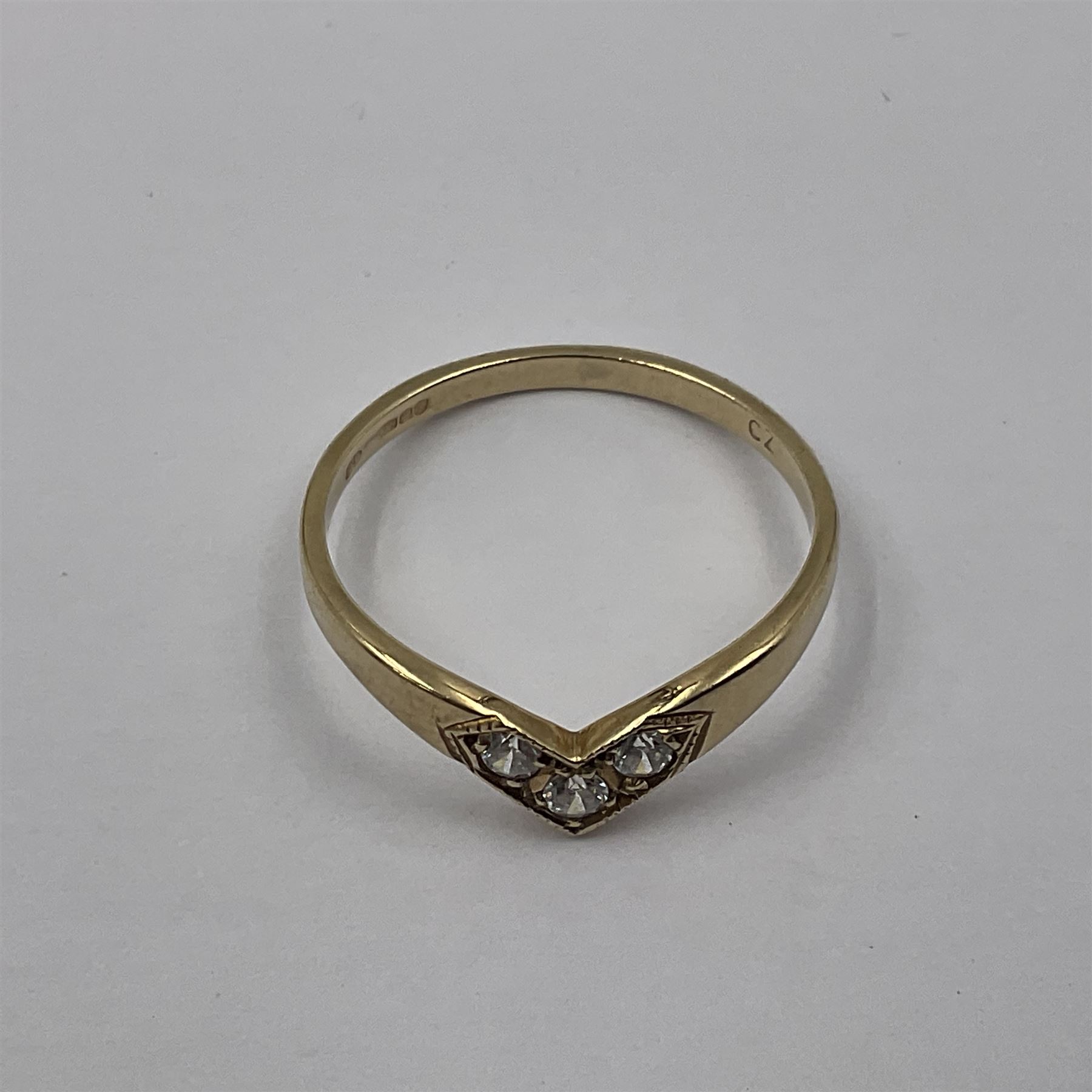 9ct gold three stone cubic zirconia wishbone ring - Image 2 of 4