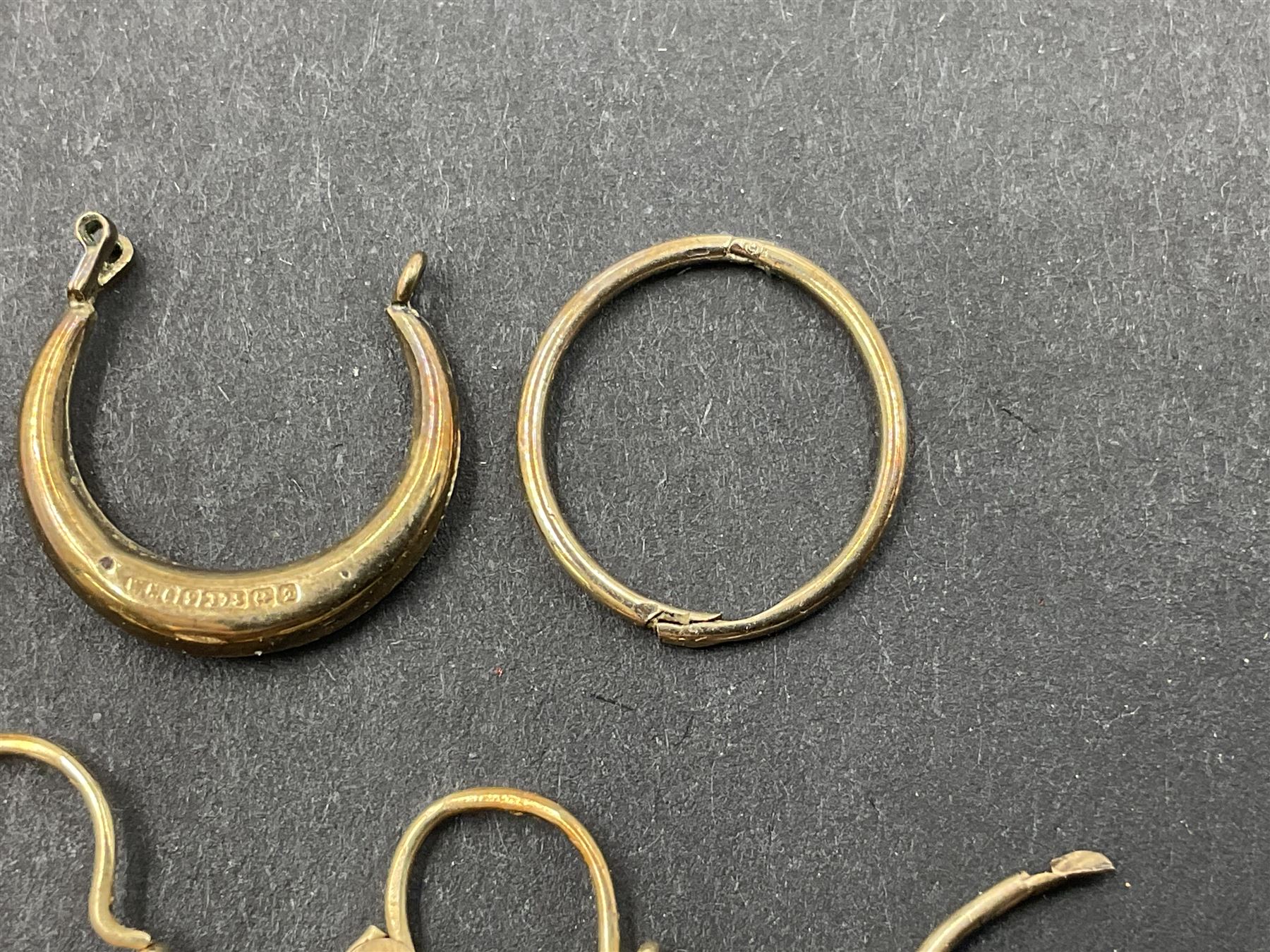 Two pairs of 9ct gold hoop earrings and 9ct gold earring oddments - Image 4 of 10