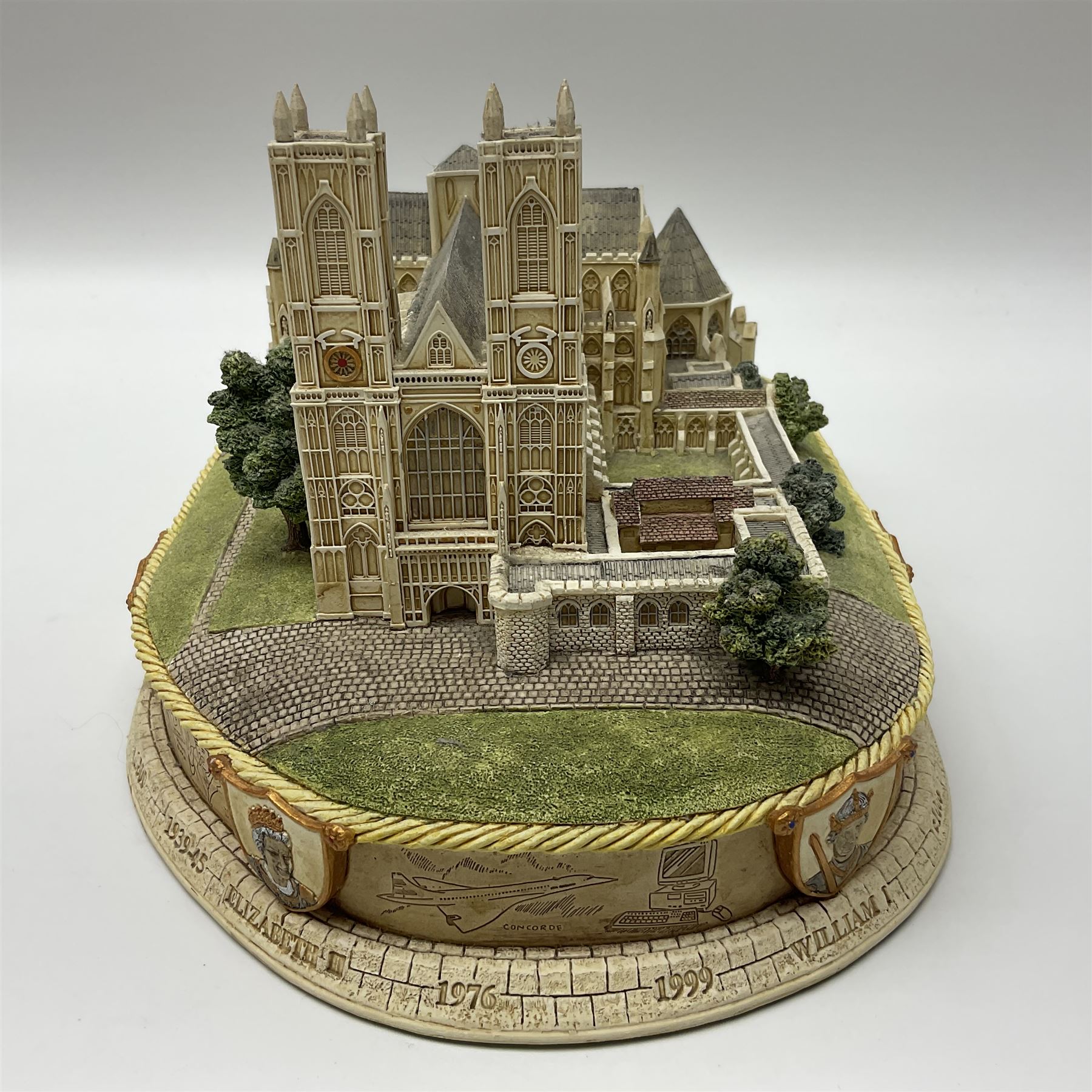 Two Lilliput lane The Royal Train at Sandringham and Westminster Abbey - Image 5 of 15