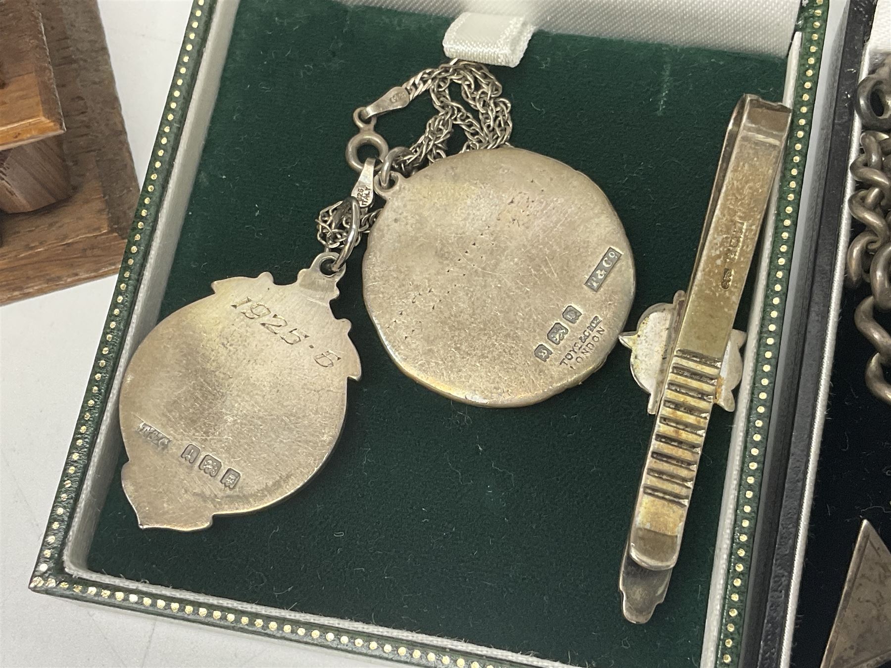 Victorian and later silver jewellery including fob with rose gold cartouche - Image 9 of 11