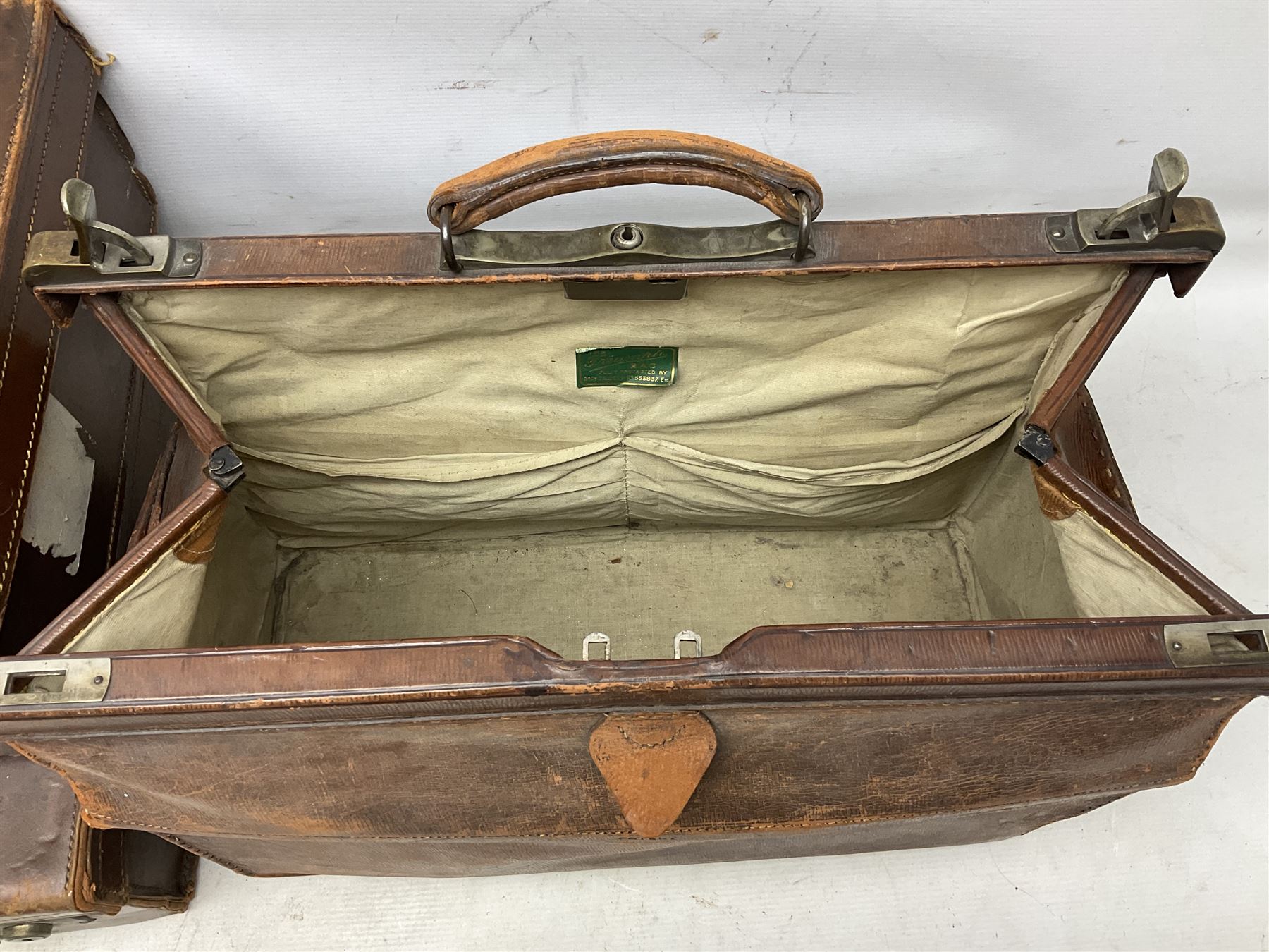 Early 20th century tan leather Gladstone bag - Image 10 of 15