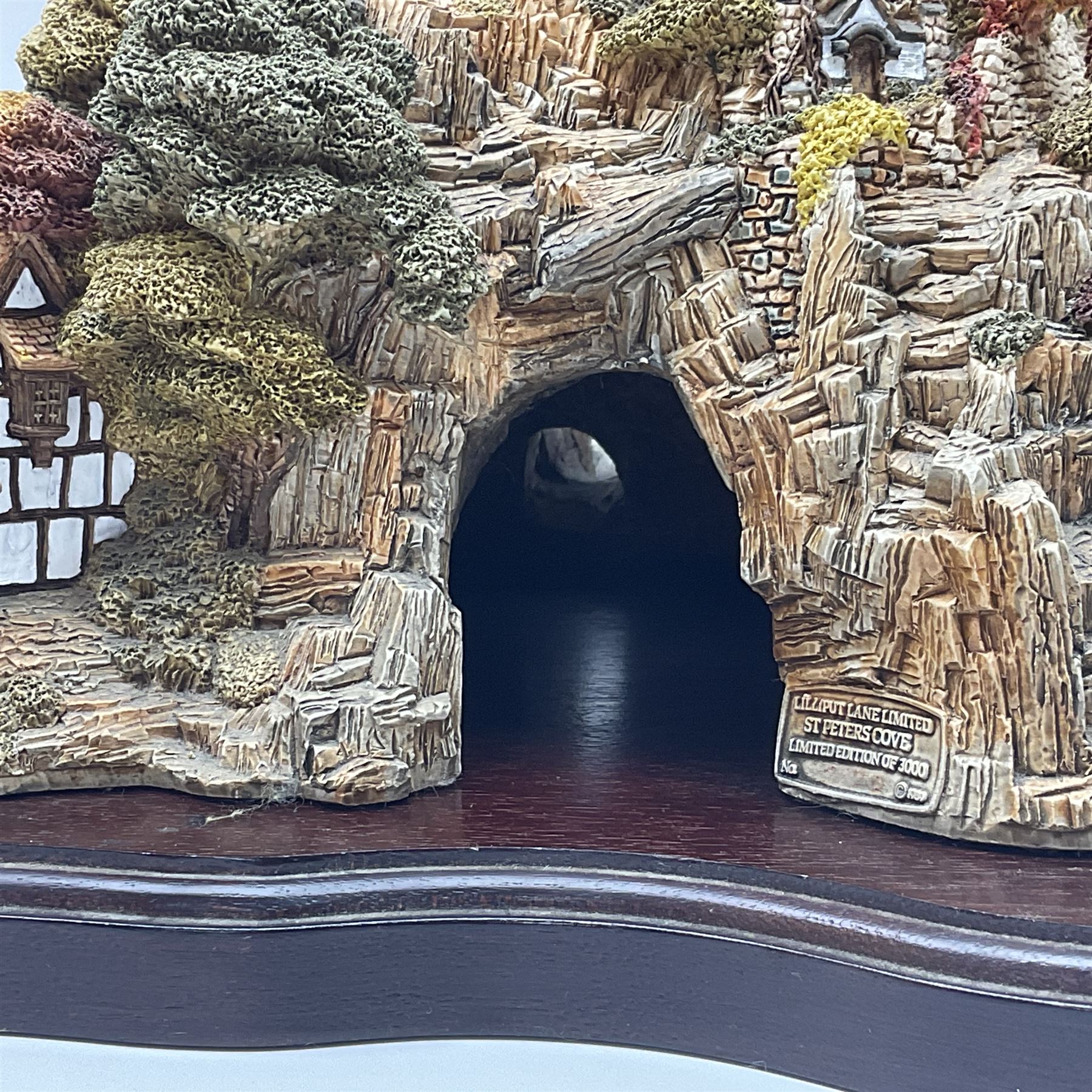 Lilliput lane St. Peters Cove with display plinth and original box - Image 8 of 13