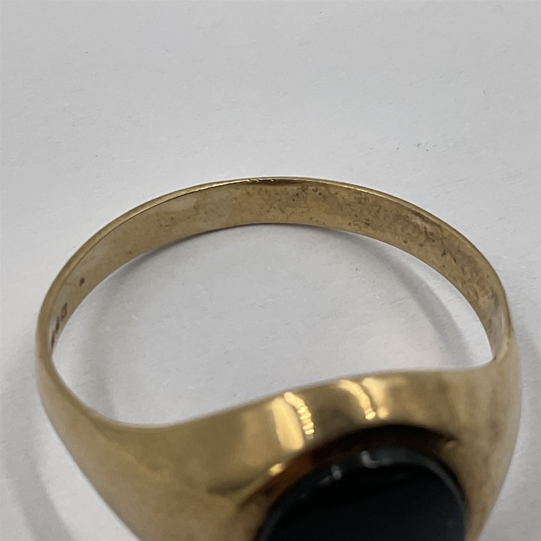 9ct gold oval black onyx signet ring - Image 3 of 6