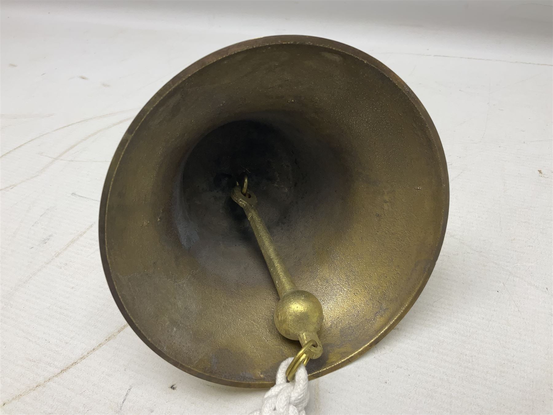 Wall hung brass bell with clapper - Image 5 of 6