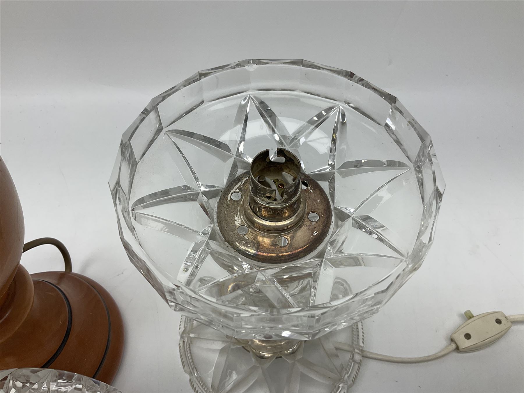 Mid 20th century cut glass table lamp with dome shade - Image 4 of 8