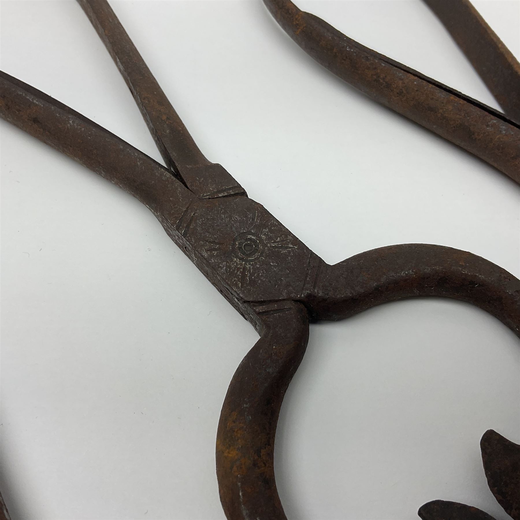 Three pairs of Georgian wrought iron spring loaded sugar nips each terminating in curved blades - Image 3 of 6