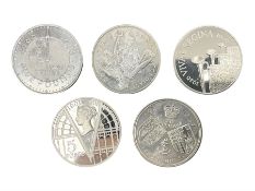 Five Queen Elizabeth II United Kingdom five pound coins