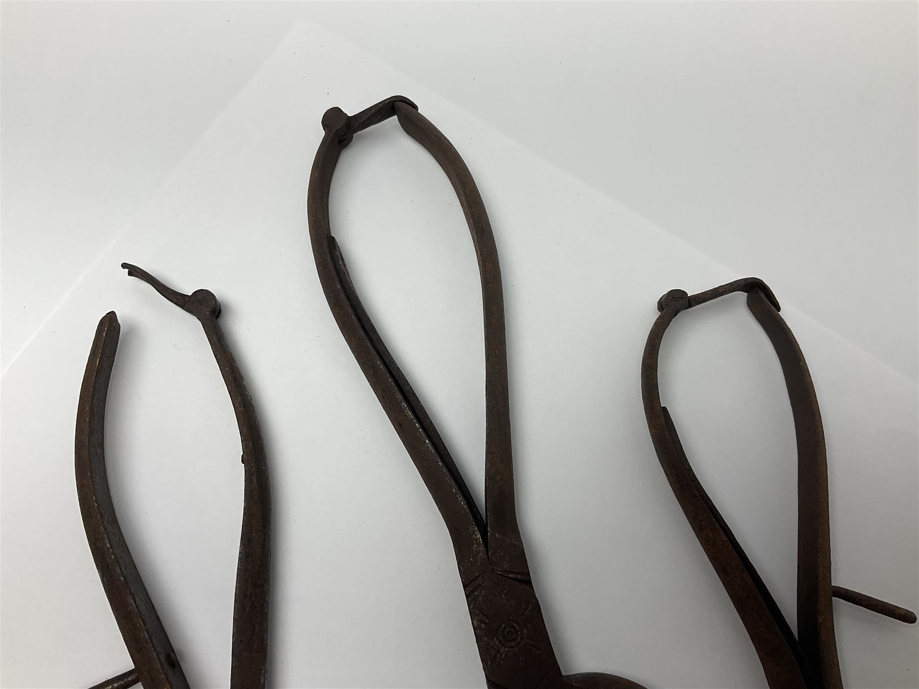 Three pairs of Georgian wrought iron spring loaded sugar nips each terminating in curved blades - Image 6 of 6