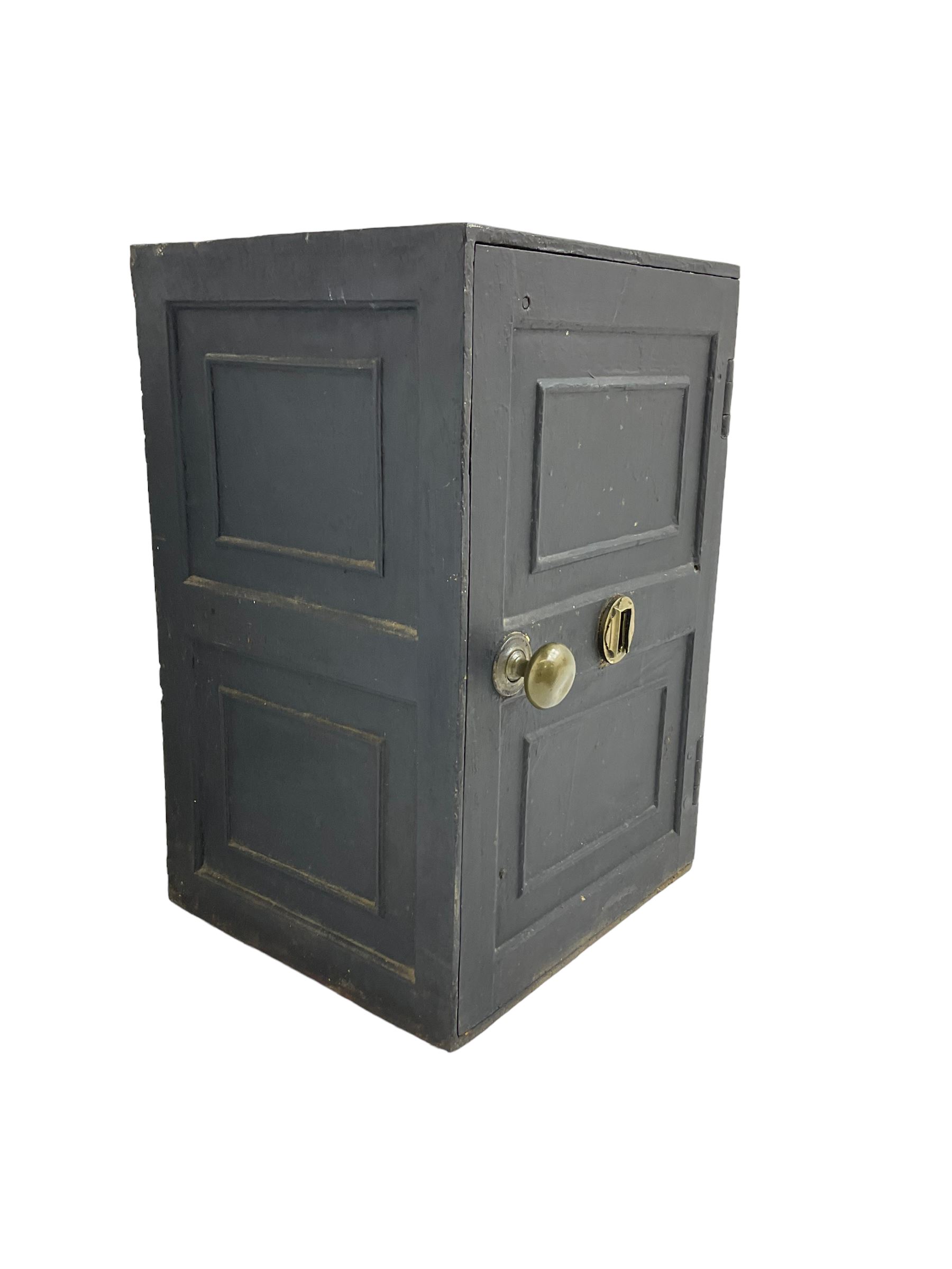 Black painted cast iron safe - Image 5 of 6