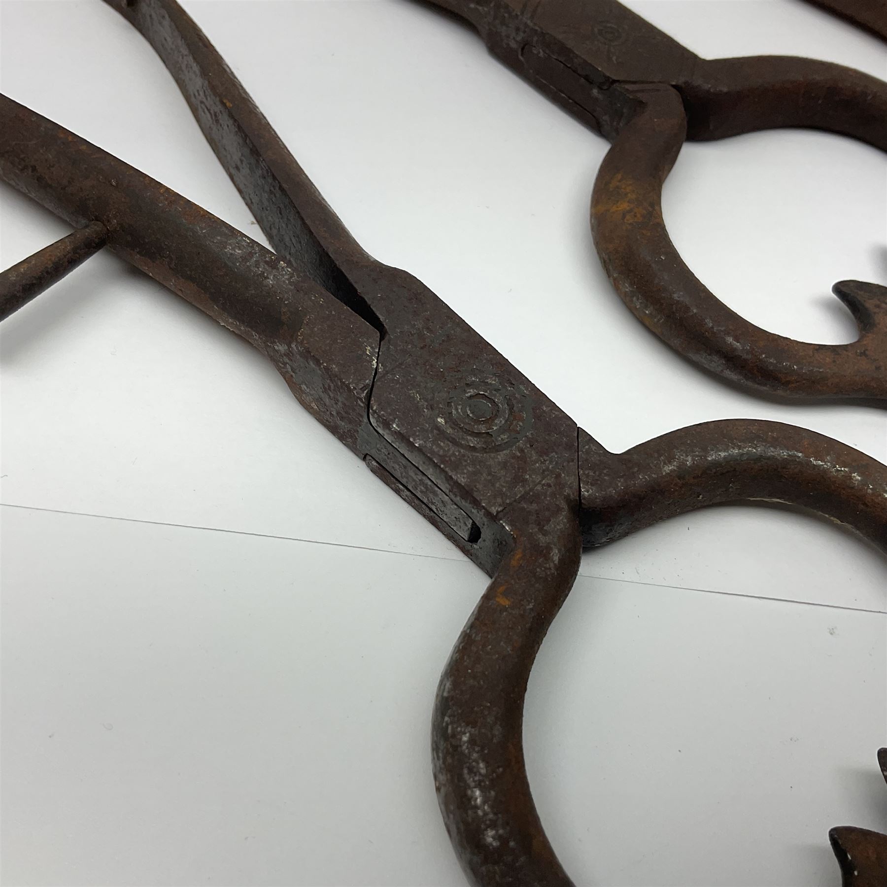 Three pairs of Georgian wrought iron spring loaded sugar nips each terminating in curved blades - Image 2 of 6