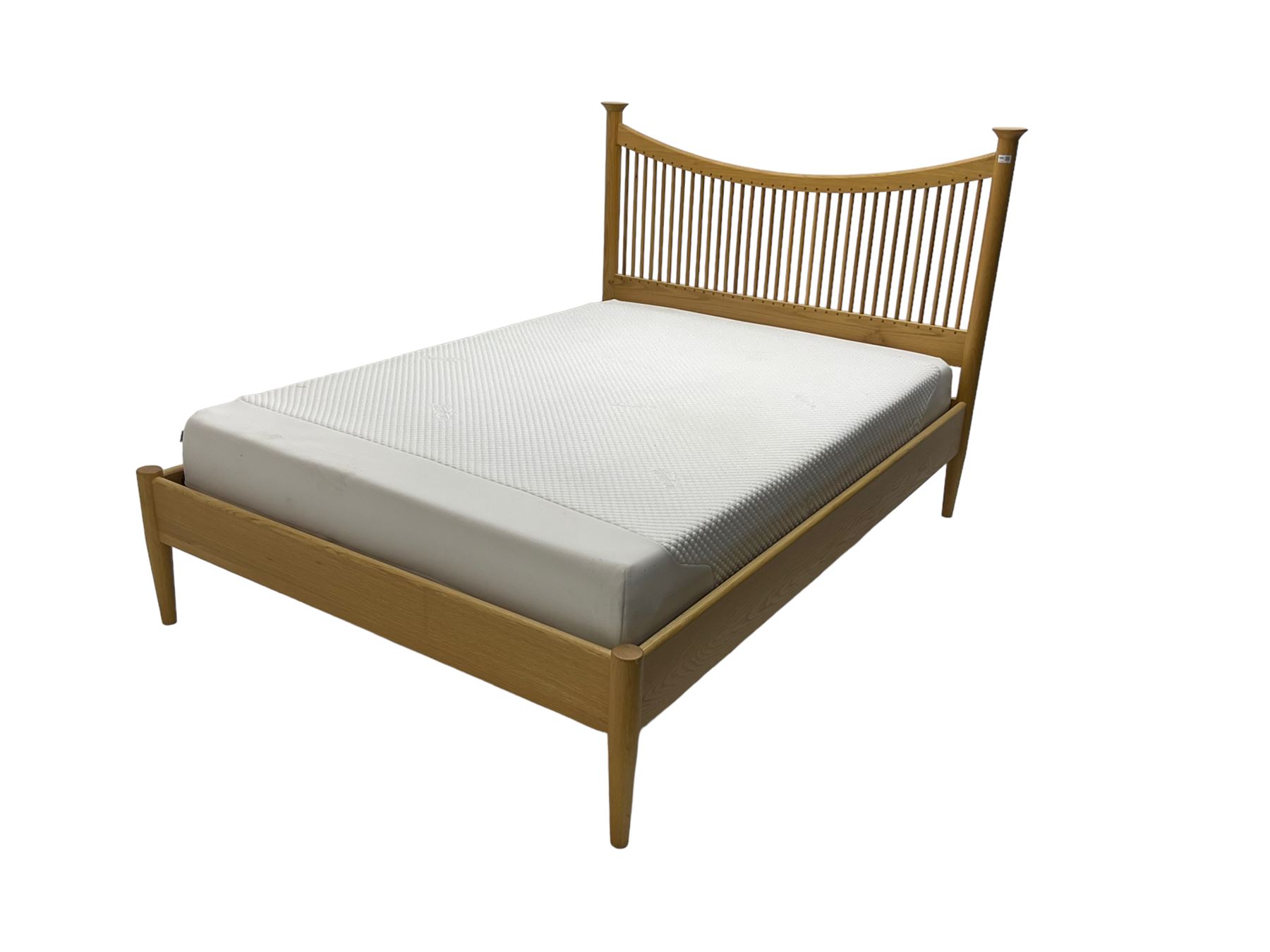 Arts & Crafts design oak double bedstead - Image 7 of 10