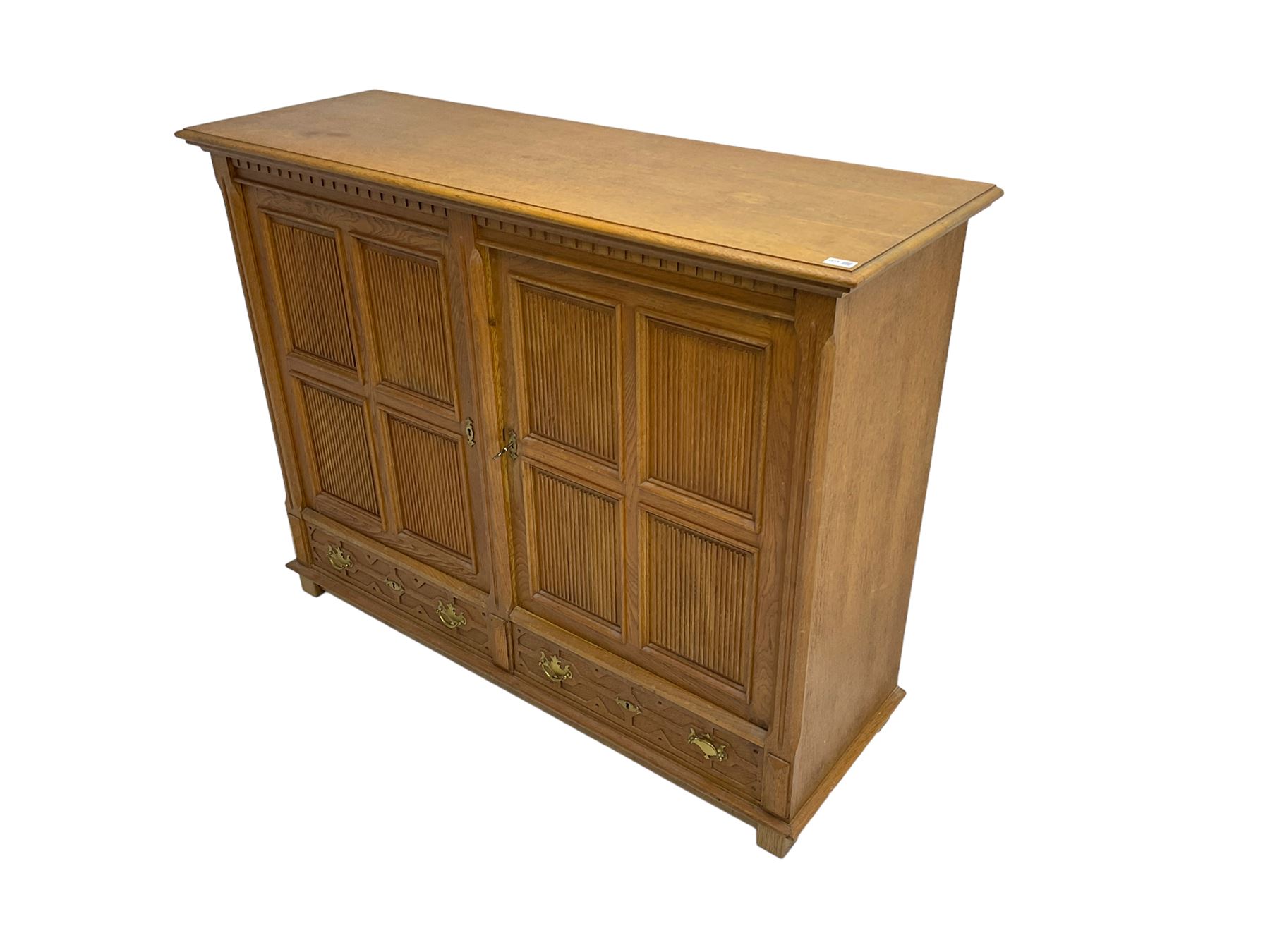 Continental 20th century carved oak cabinet - Image 4 of 6