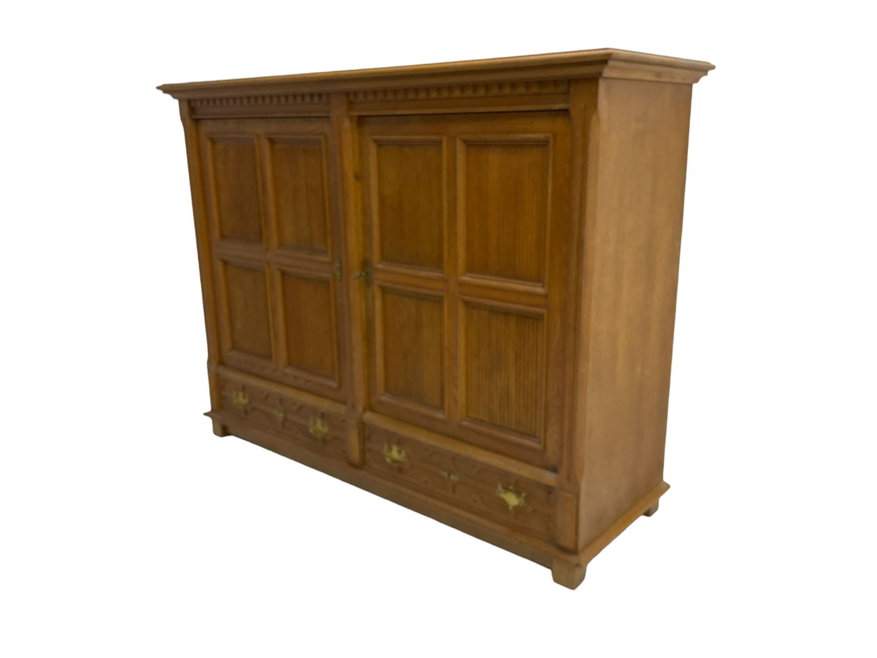 Continental 20th century carved oak cabinet - Image 5 of 6