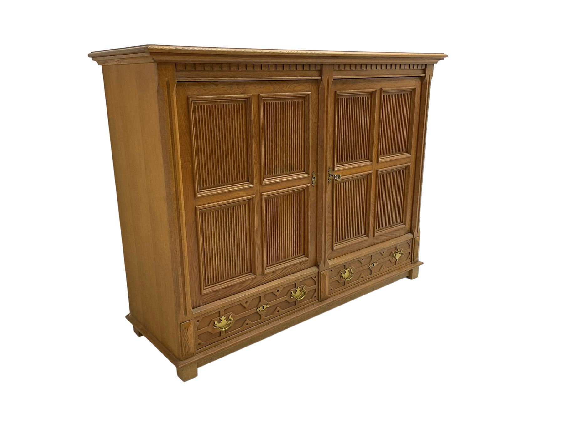 Continental 20th century carved oak cabinet - Image 3 of 6