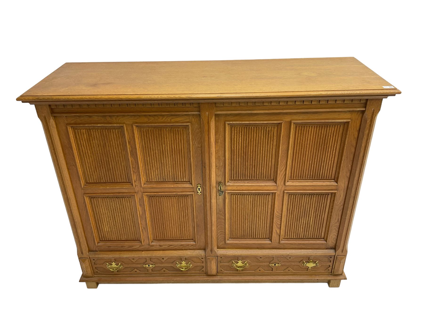 Continental 20th century carved oak cabinet - Image 2 of 6