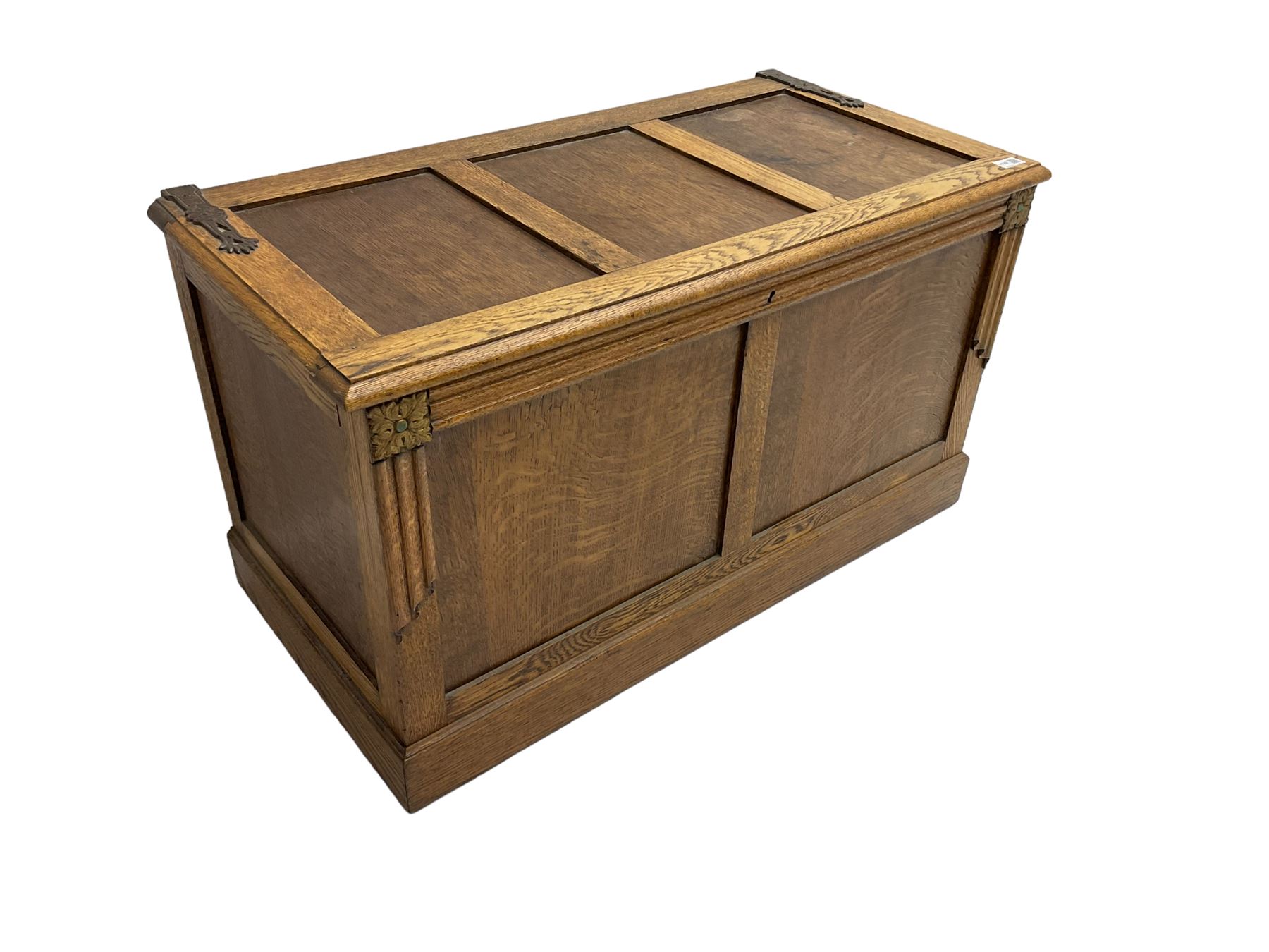 Arts and Crafts oak panelled chest or coffer - Image 4 of 7