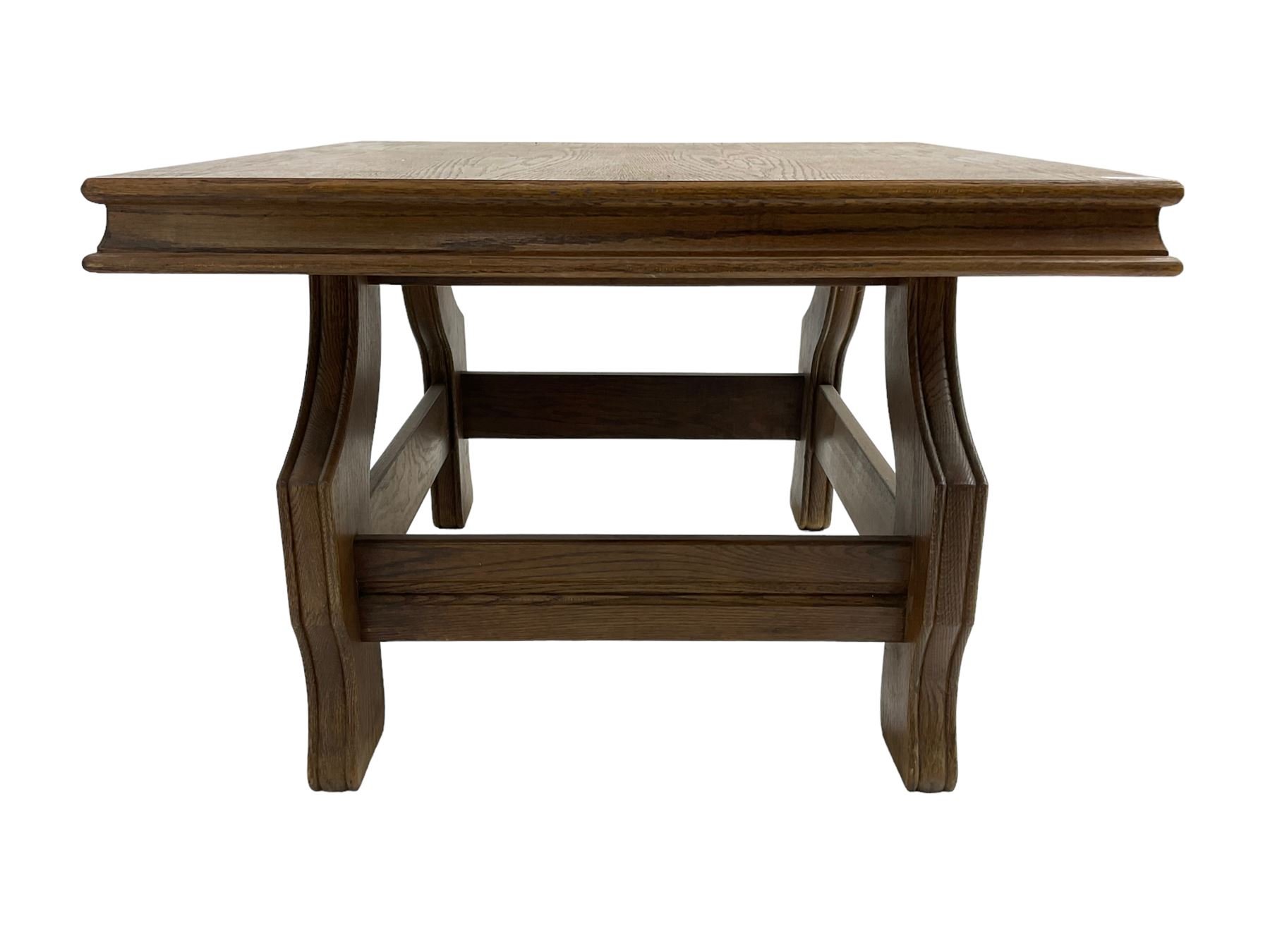Square oak coffee table on shaped moulded base - Image 5 of 6