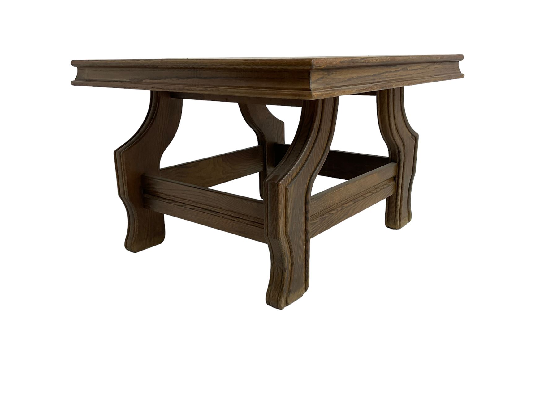 Square oak coffee table on shaped moulded base - Image 3 of 6