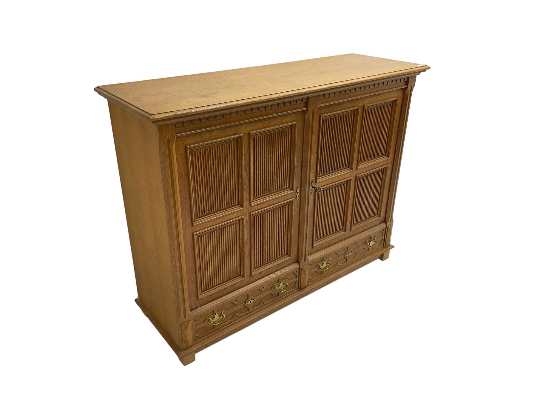 Continental 20th century carved oak cabinet - Image 6 of 6