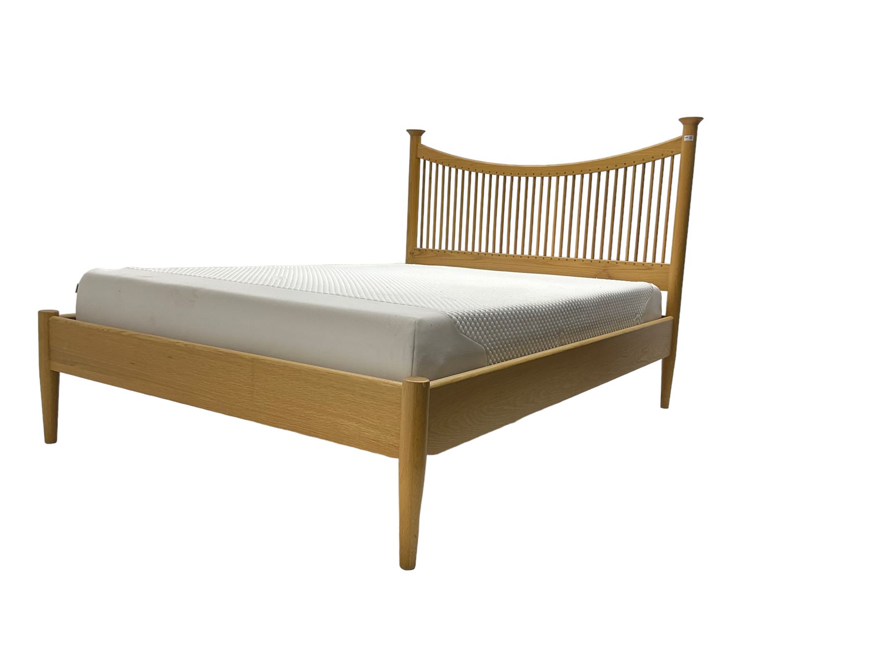 Arts & Crafts design oak double bedstead - Image 6 of 10