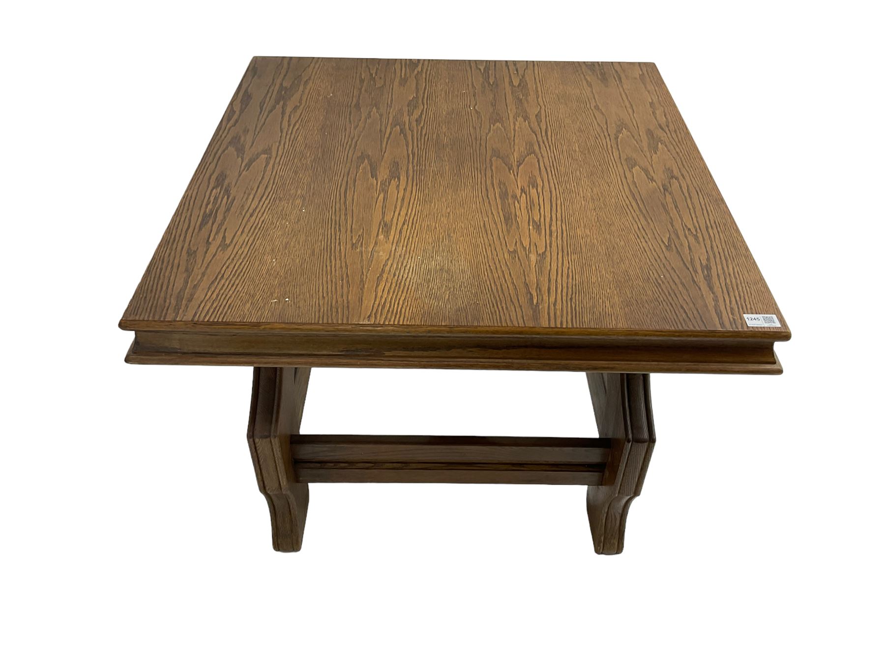 Square oak coffee table on shaped moulded base - Image 4 of 6