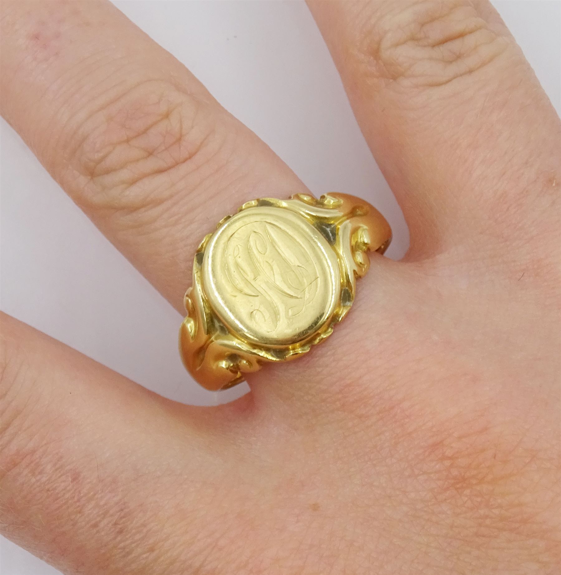 18ct gold signet ring - Image 2 of 4