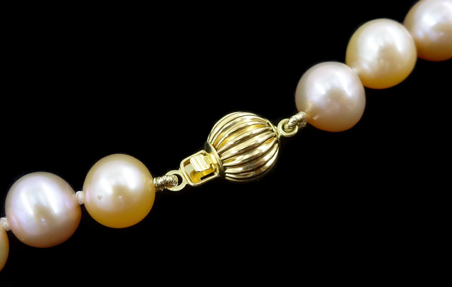 Single strand peach/pink/white cultured pearl necklace - Image 2 of 2