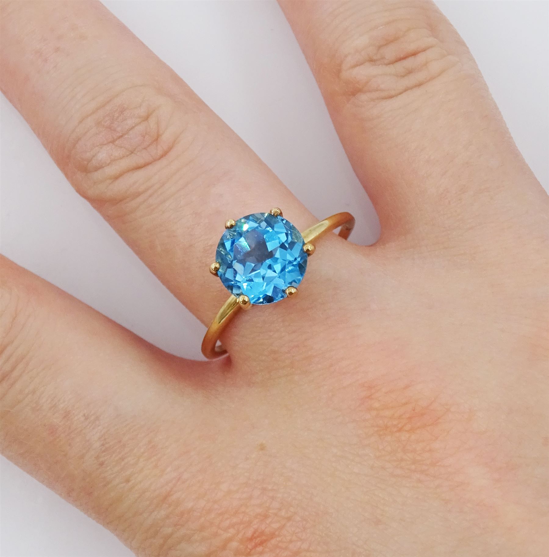 9ct gold single stone round cut Swiss blue topaz ring - Image 2 of 4