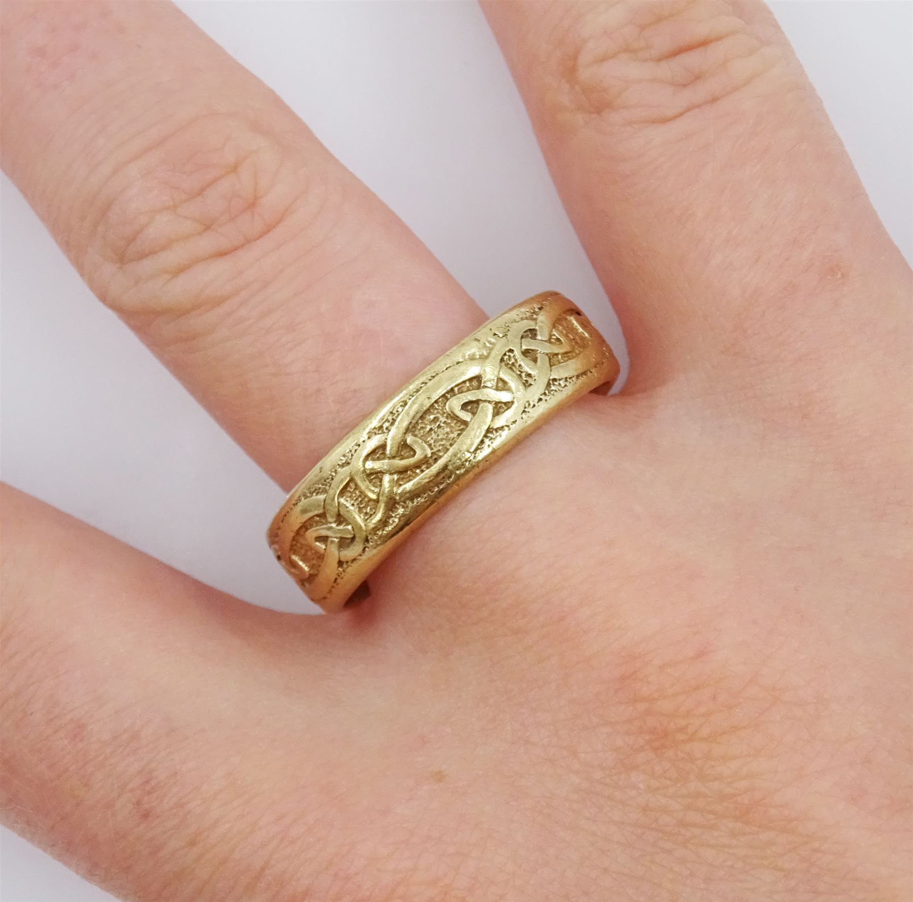 9ct gold Celtic deign ring - Image 2 of 3