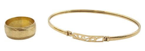 9ct gold bangle and wedding band