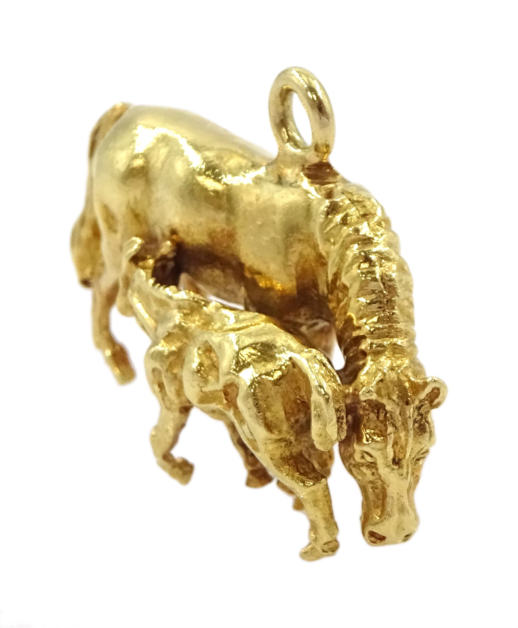 18ct gold mare and foal pendant/charm - Image 3 of 3