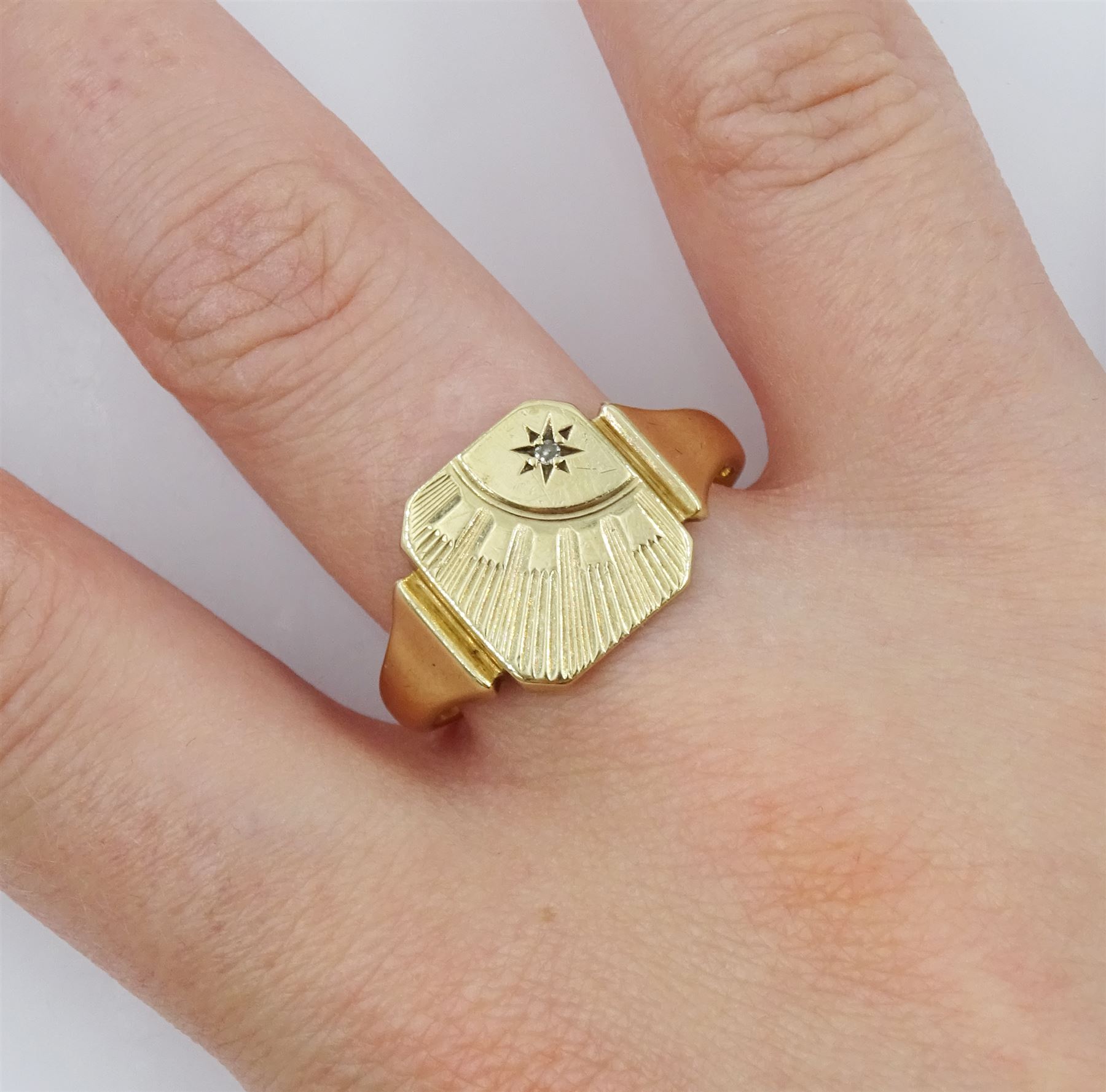 9ct gold signet ring set with a single stone diamond - Image 2 of 4