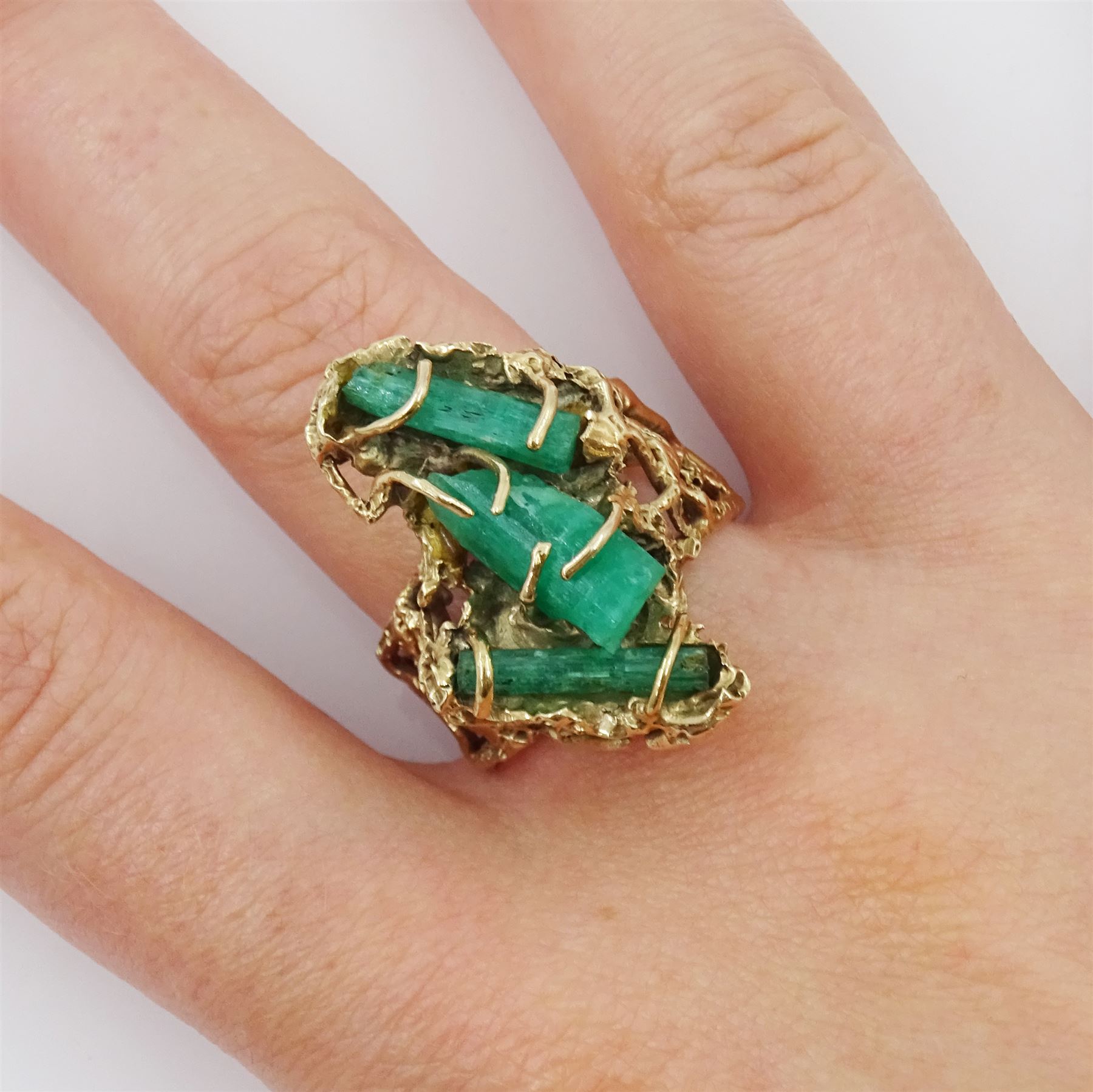 9ct gold green stone set ring - Image 2 of 4
