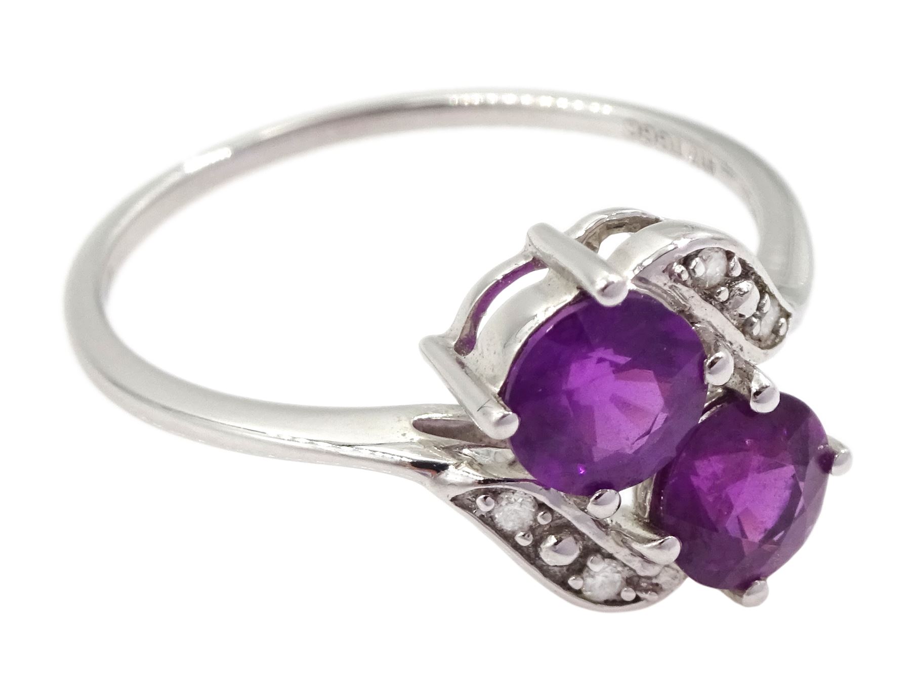 9ct white gold purple garnet and diamond crossover ring - Image 3 of 4