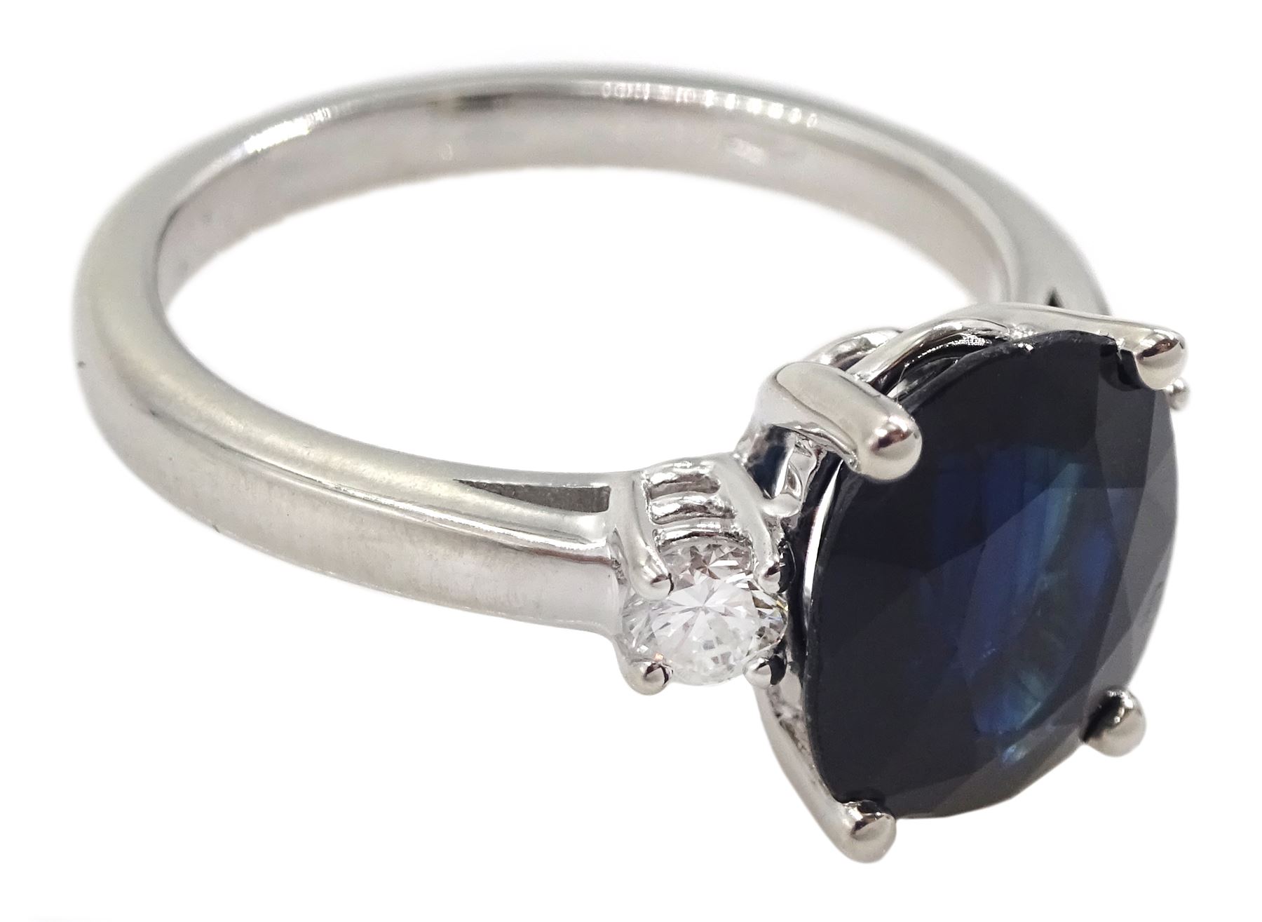 18ct white gold three stone oval mix cut sapphire and round brilliant cut diamond ring - Image 3 of 4