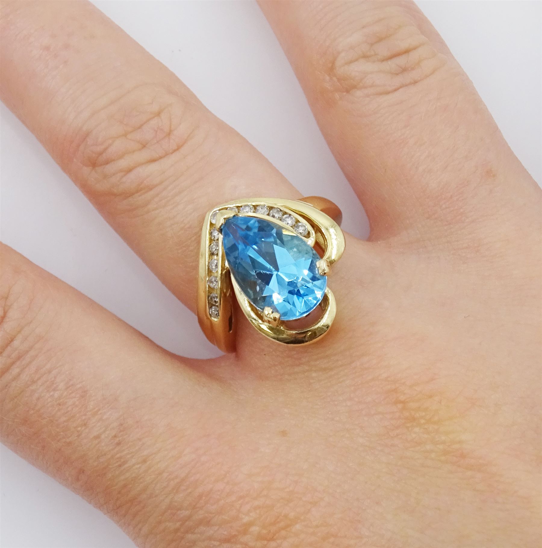 14ct gold pear cut blue topaz and round brilliant cut diamond ring - Image 2 of 4