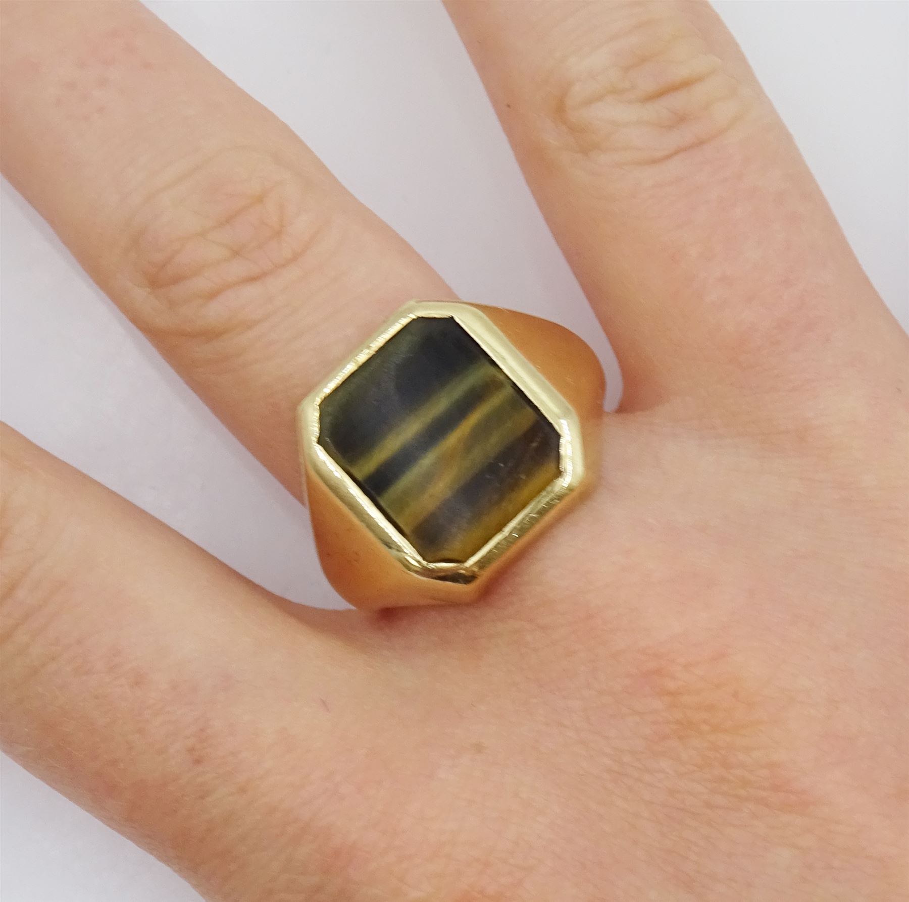 Gold single stone tigers eye signet ring - Image 2 of 4