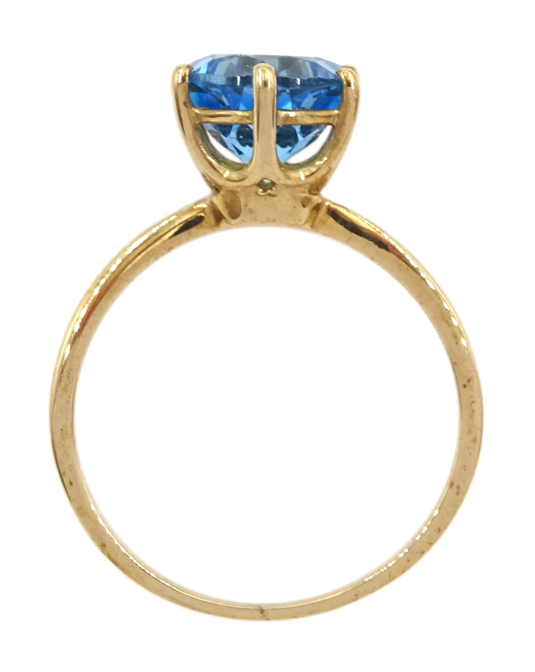 9ct gold single stone round cut Swiss blue topaz ring - Image 4 of 4