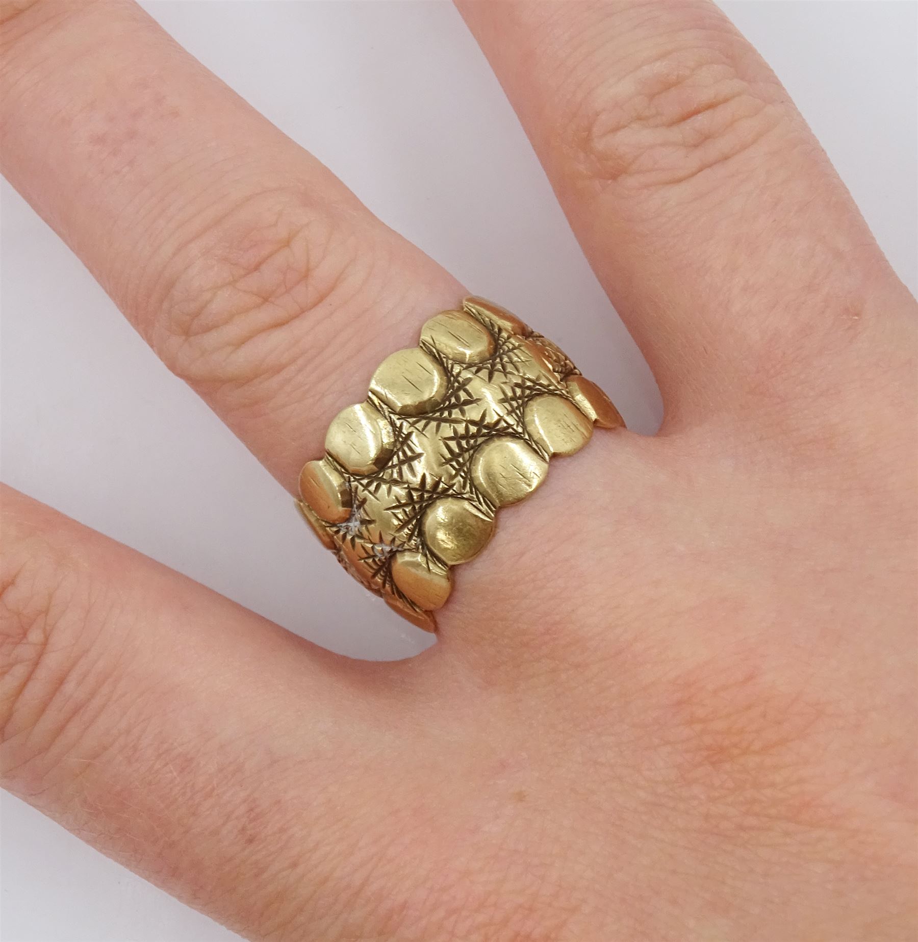 9ct gold wide textured ring - Image 3 of 3