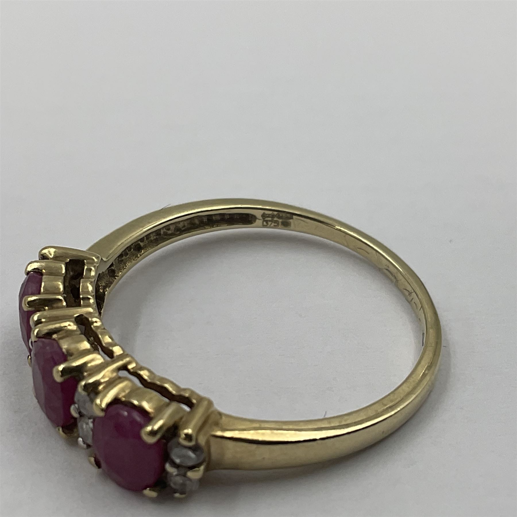 9ct gold three stone oval ruby and cubic zirconia ring - Image 4 of 5