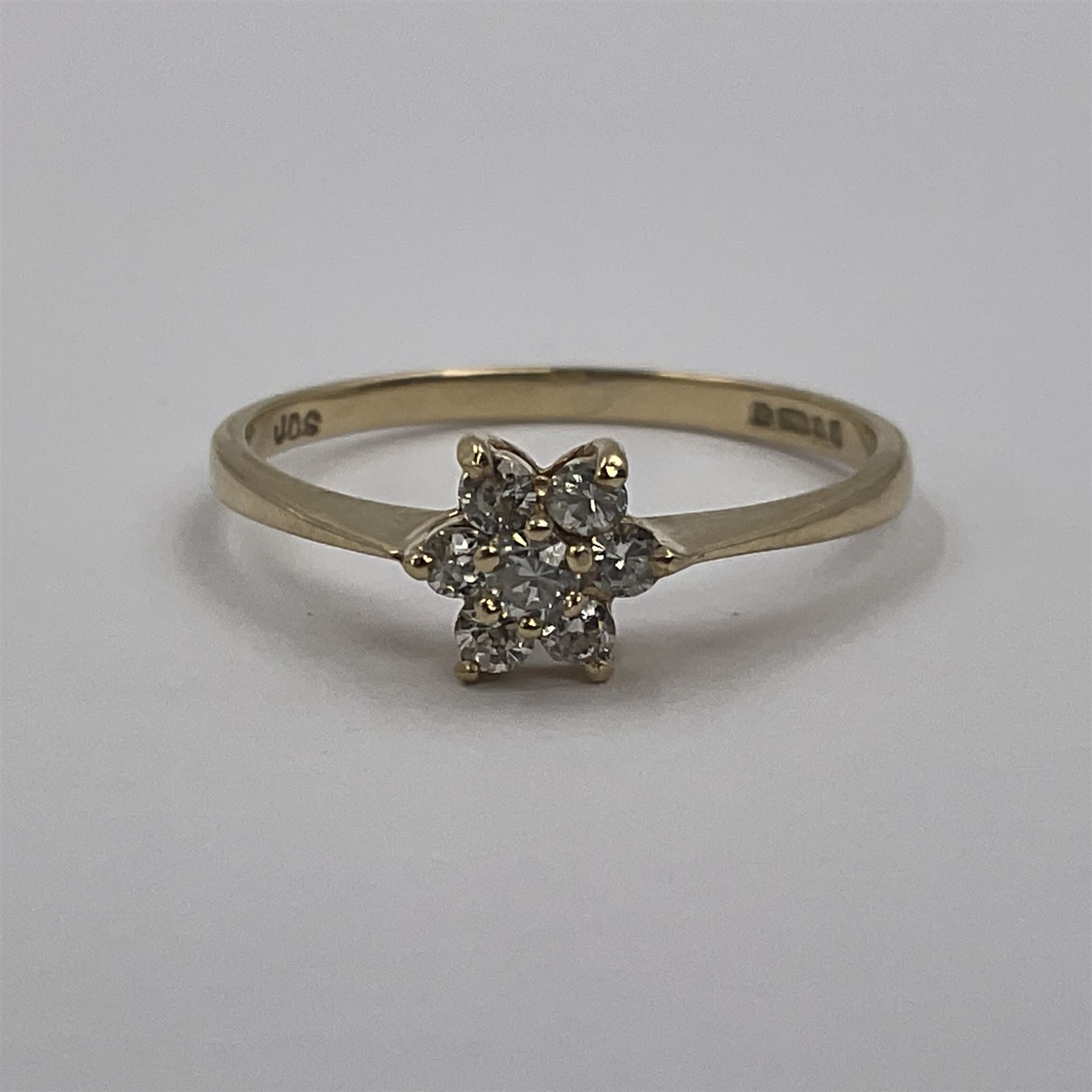 9ct gold cubic zirconia flower cluster ring - Image 3 of 6
