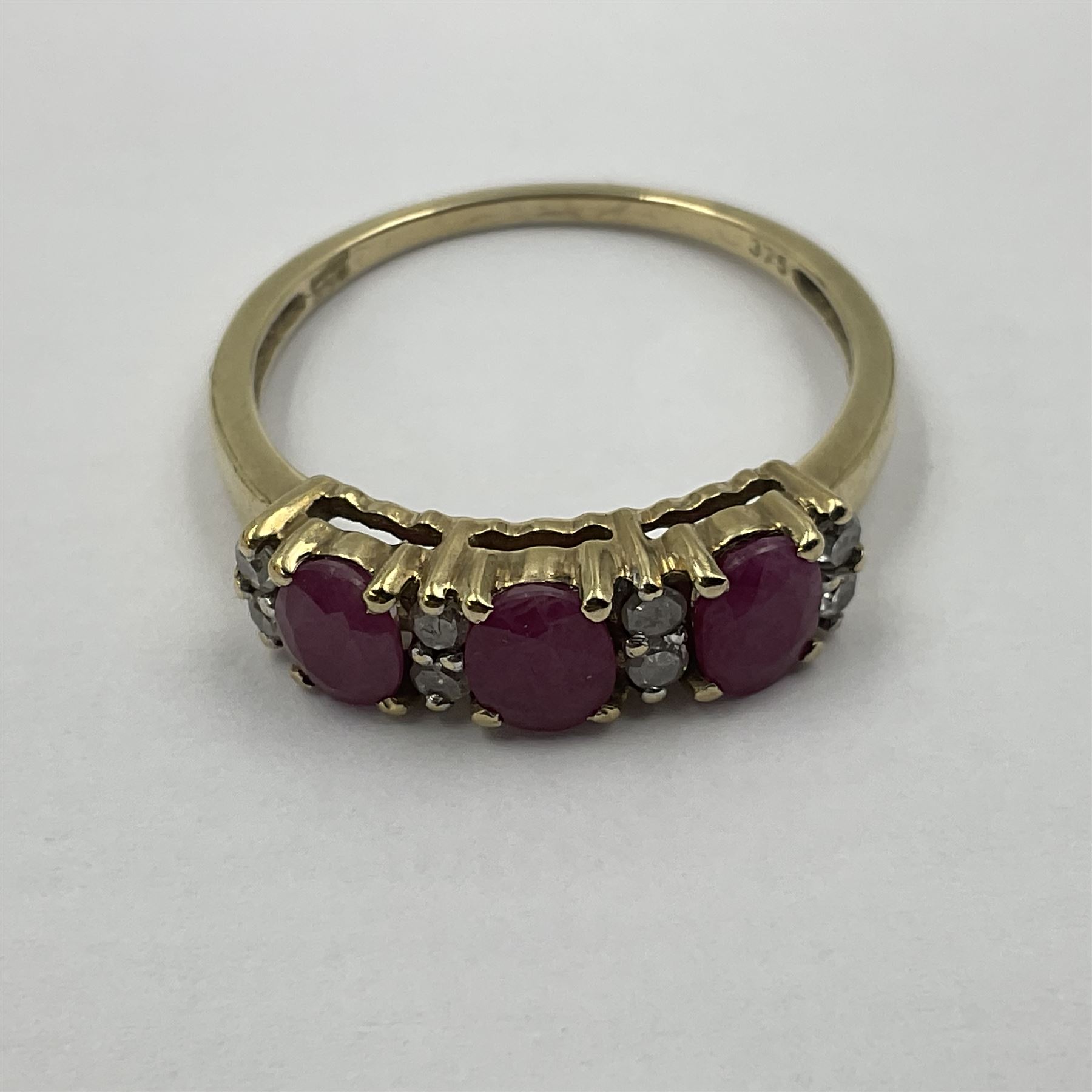 9ct gold three stone oval ruby and cubic zirconia ring - Image 3 of 5